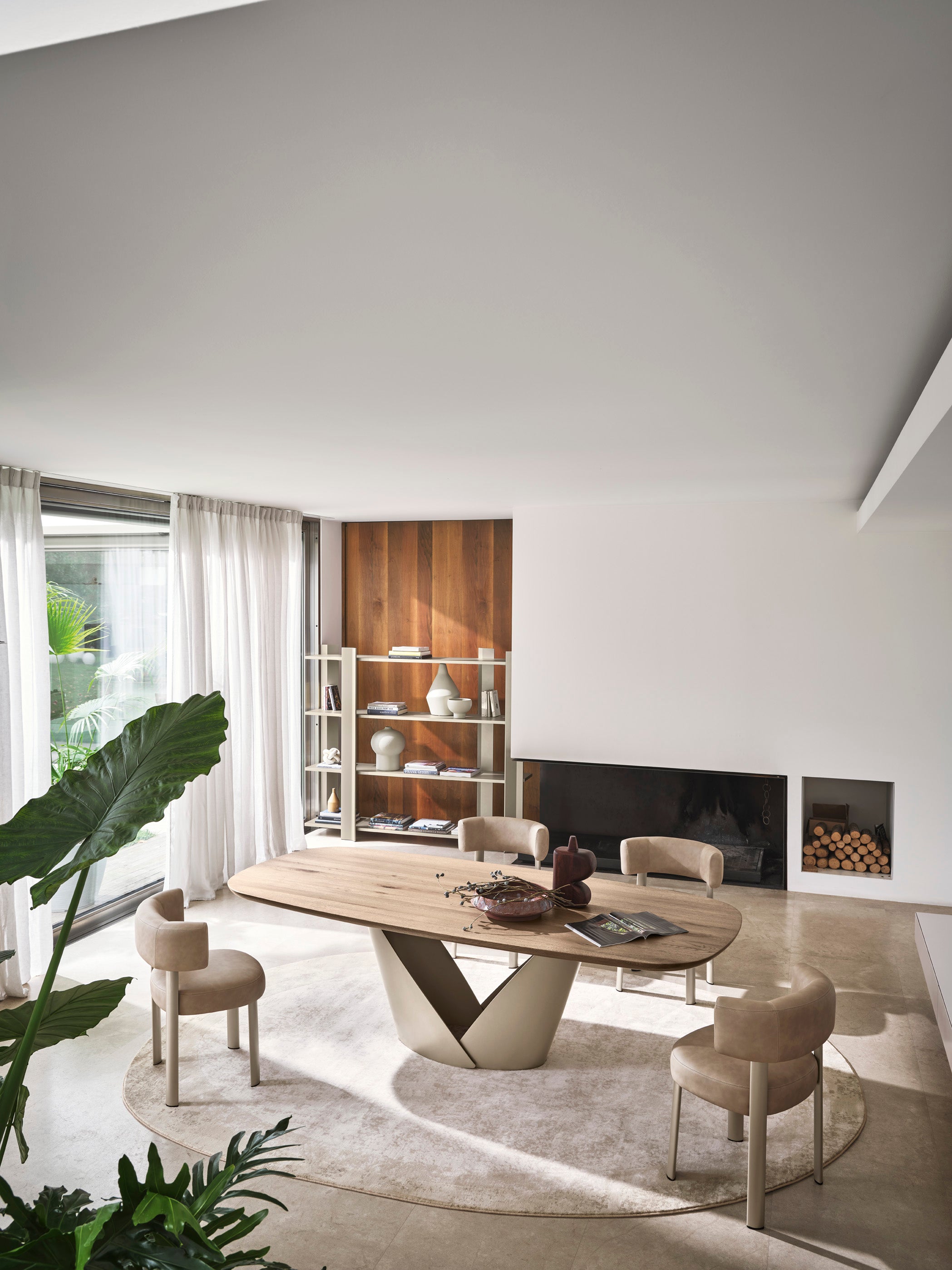 Tisch CALLA mit Holzplatte und beigem Fuß