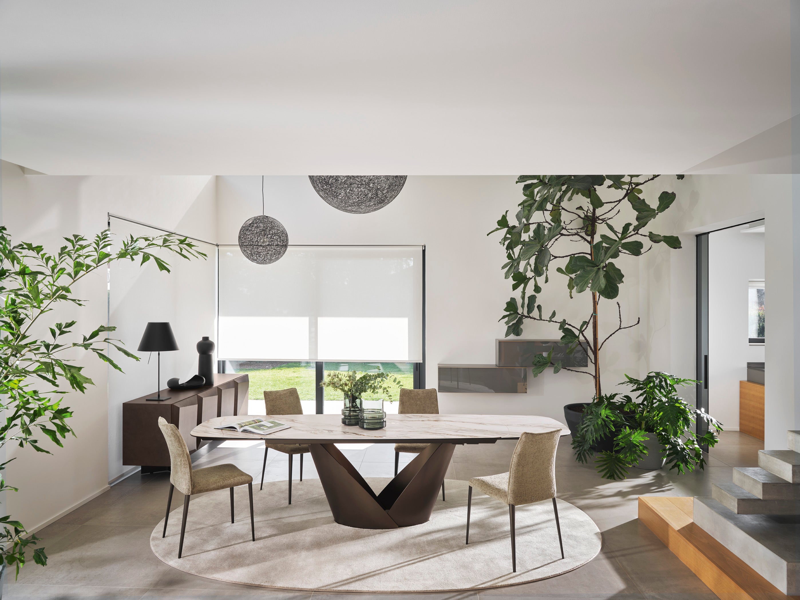 Ausziehbarer Tisch CALLA mit weißer Keramikplatte und braunem Gestell