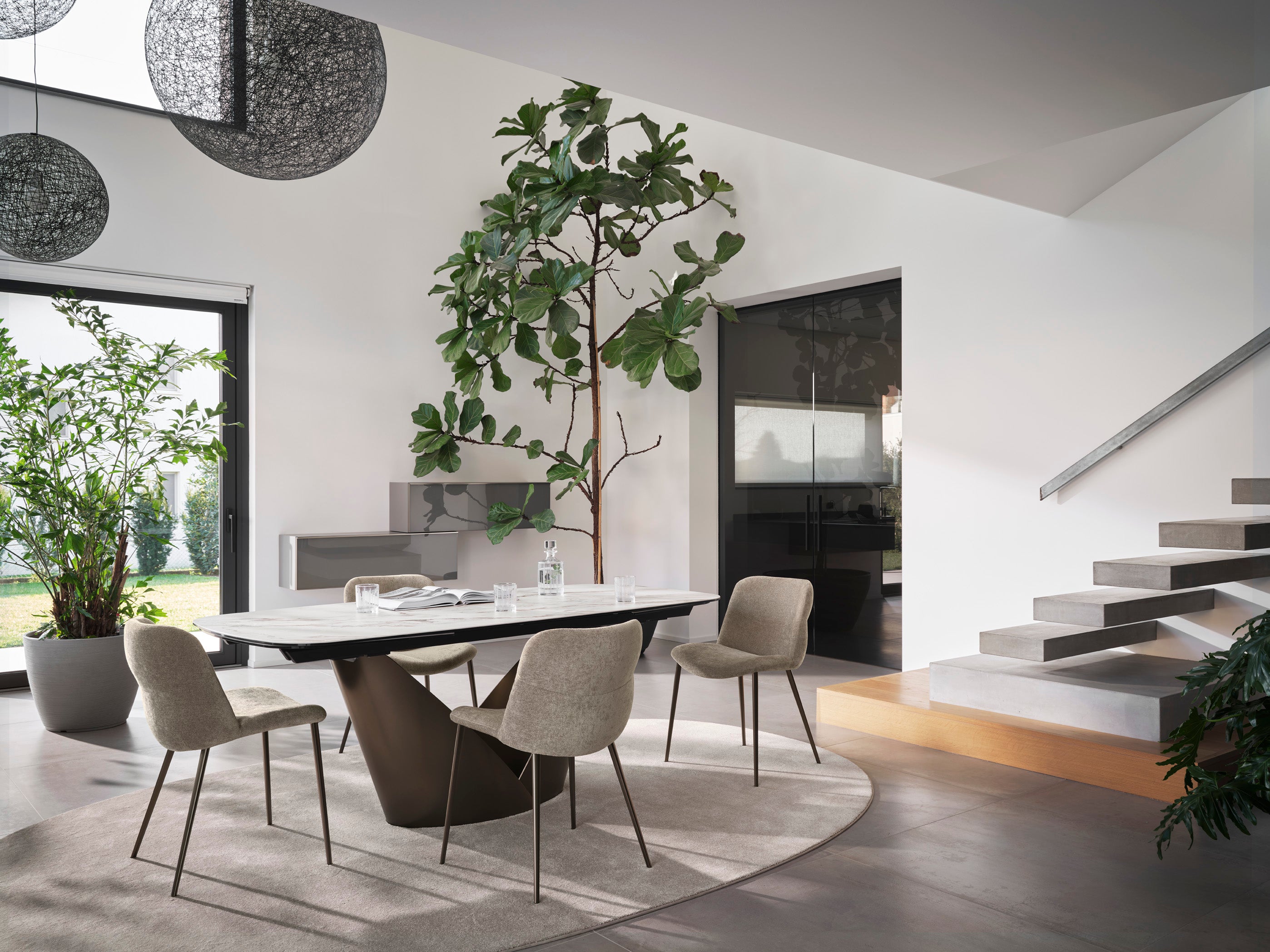 Ausziehbarer Tisch CALLA mit weißer Keramikplatte und braunem Gestell