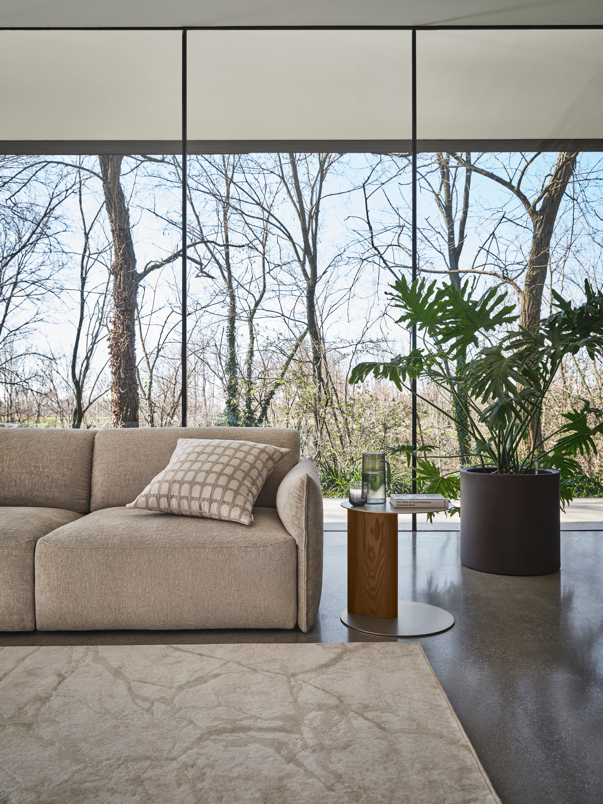 Zijtafel SANDY met een bruine blad en een donkere houten basis