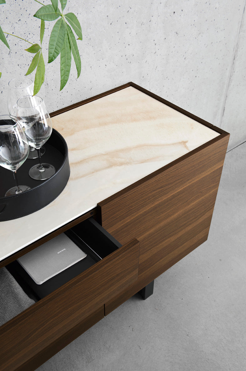 Kommode HORIZON dunkles Holz mit cremefarbener Platte