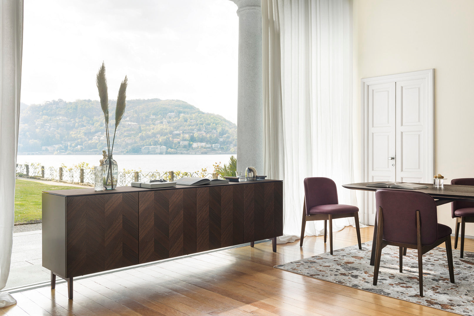 Fauteuil met armleuningen ABREY gestoffeerd met een notenhouten basis