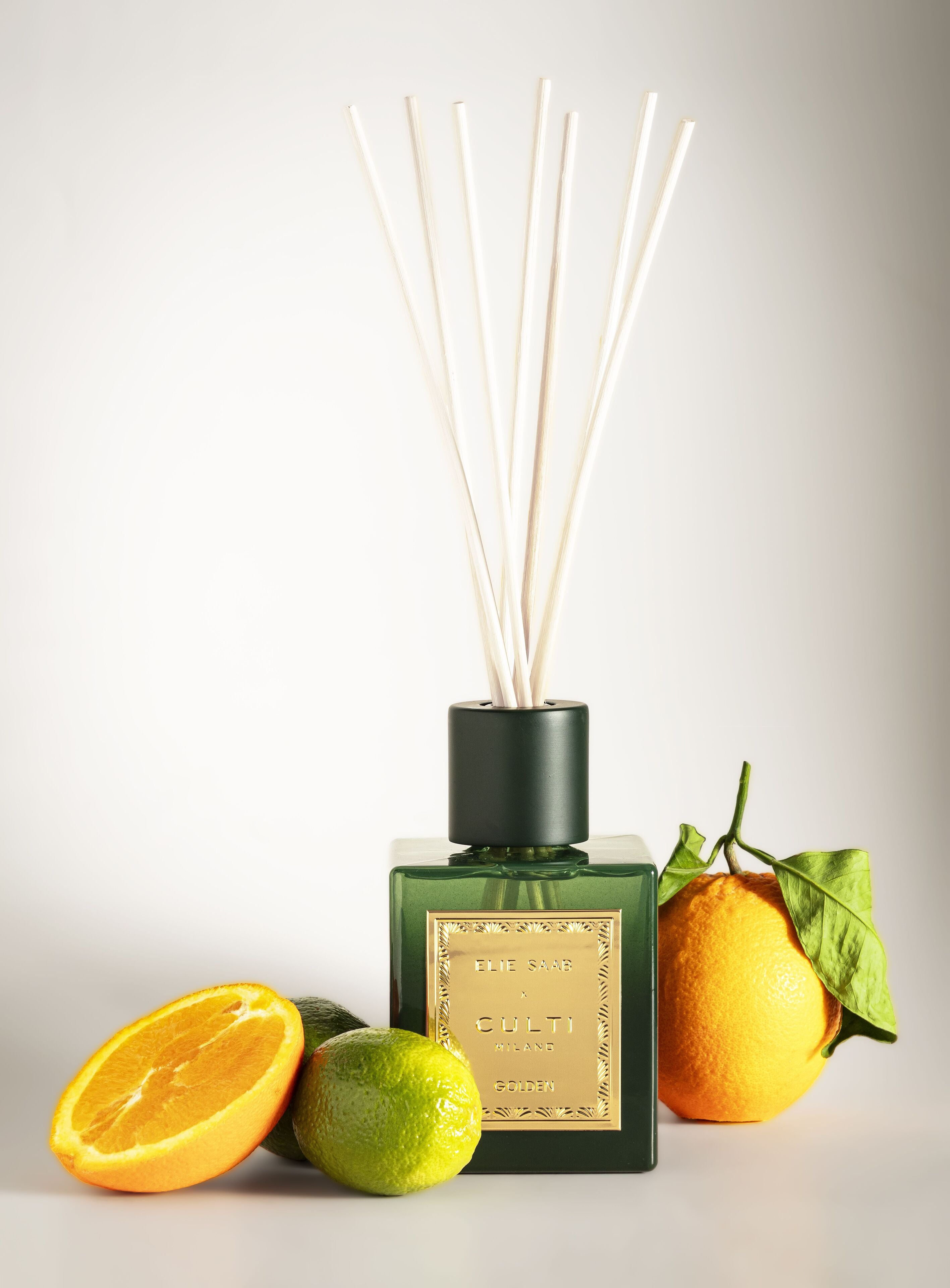 Gouden geur diffuser met tonen van bittere sinaasappel, mandarijn, gember, sinaasappelbloesem en cederhout.