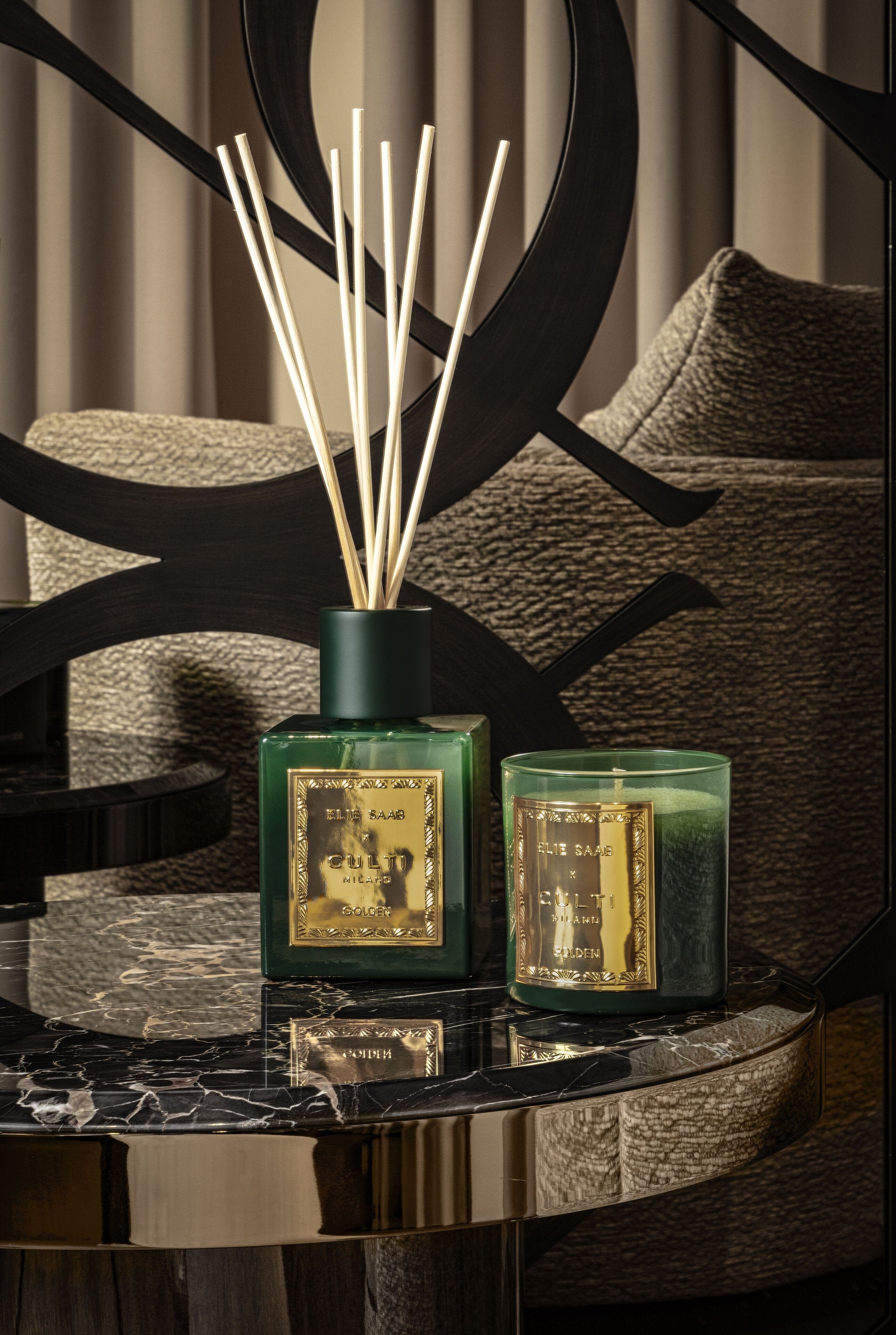 Gouden geur diffuser met tonen van bittere sinaasappel, mandarijn, gember, sinaasappelbloesem en cederhout.