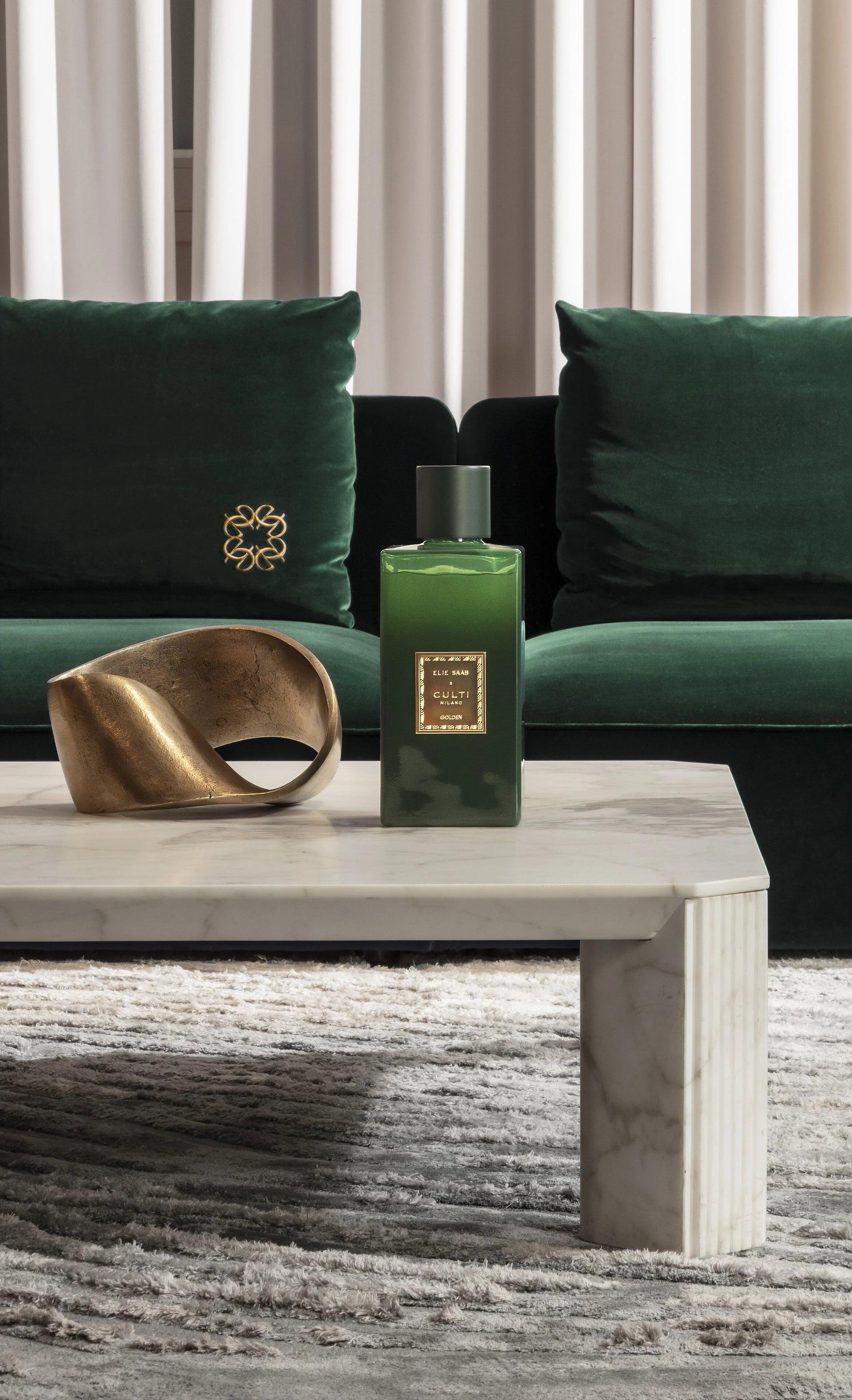 Gouden geur diffuser met tonen van bittere sinaasappel, mandarijn, gember, sinaasappelbloesem en cederhout.
