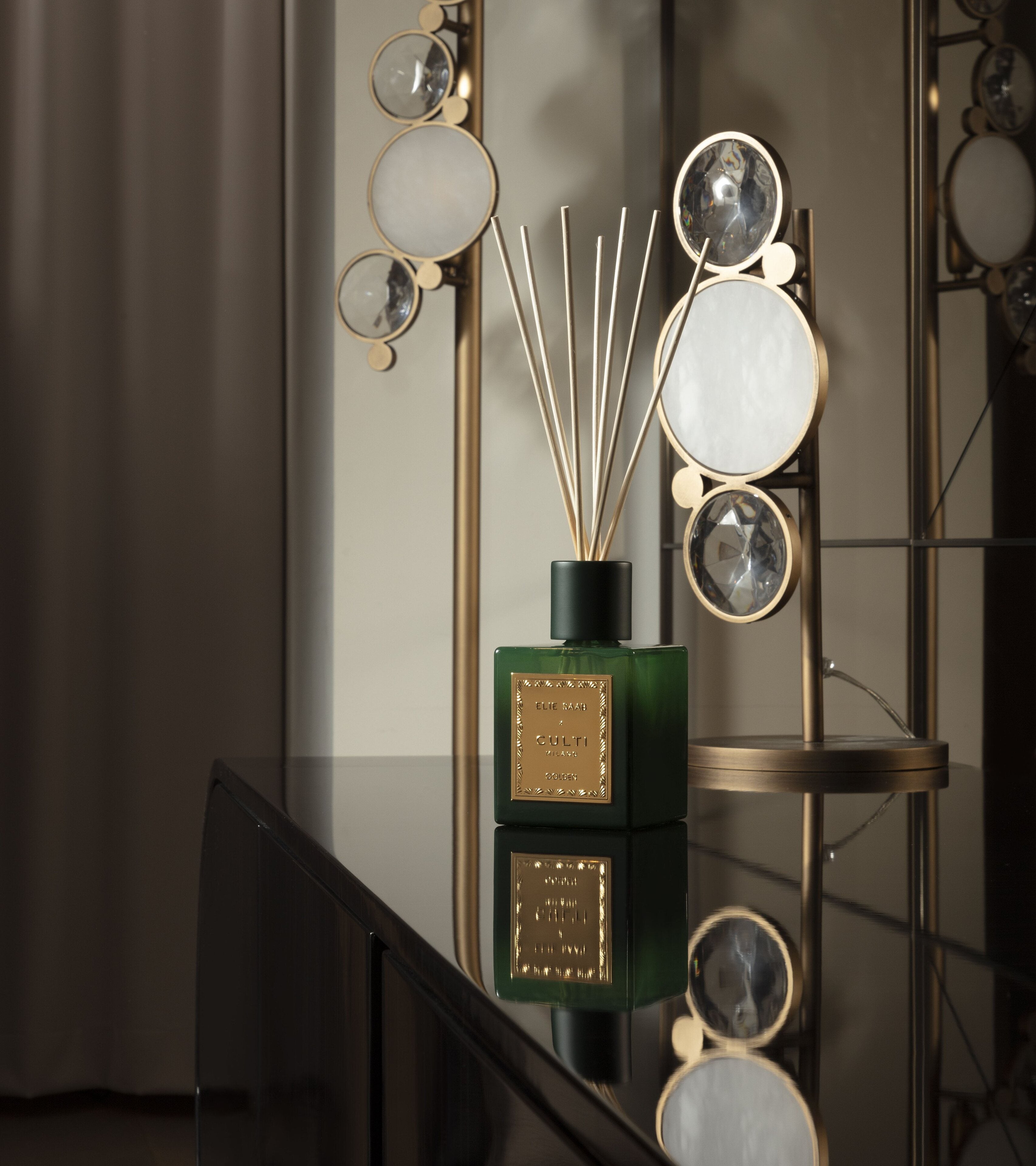 Gouden geur diffuser met tonen van bittere sinaasappel, mandarijn, gember, sinaasappelbloesem en cederhout.