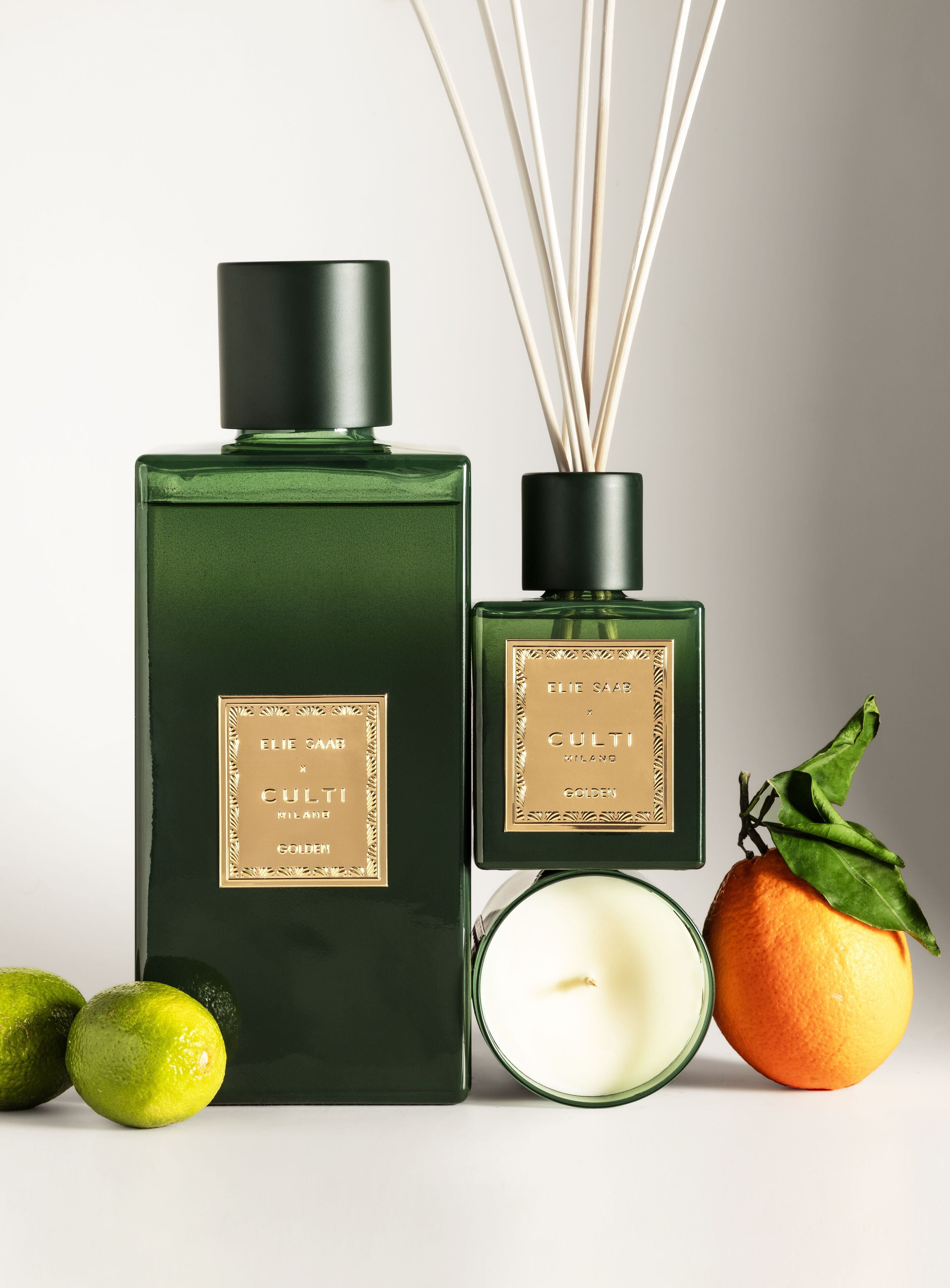 Gouden geur diffuser met tonen van bittere sinaasappel, mandarijn, gember, sinaasappelbloesem en cederhout.