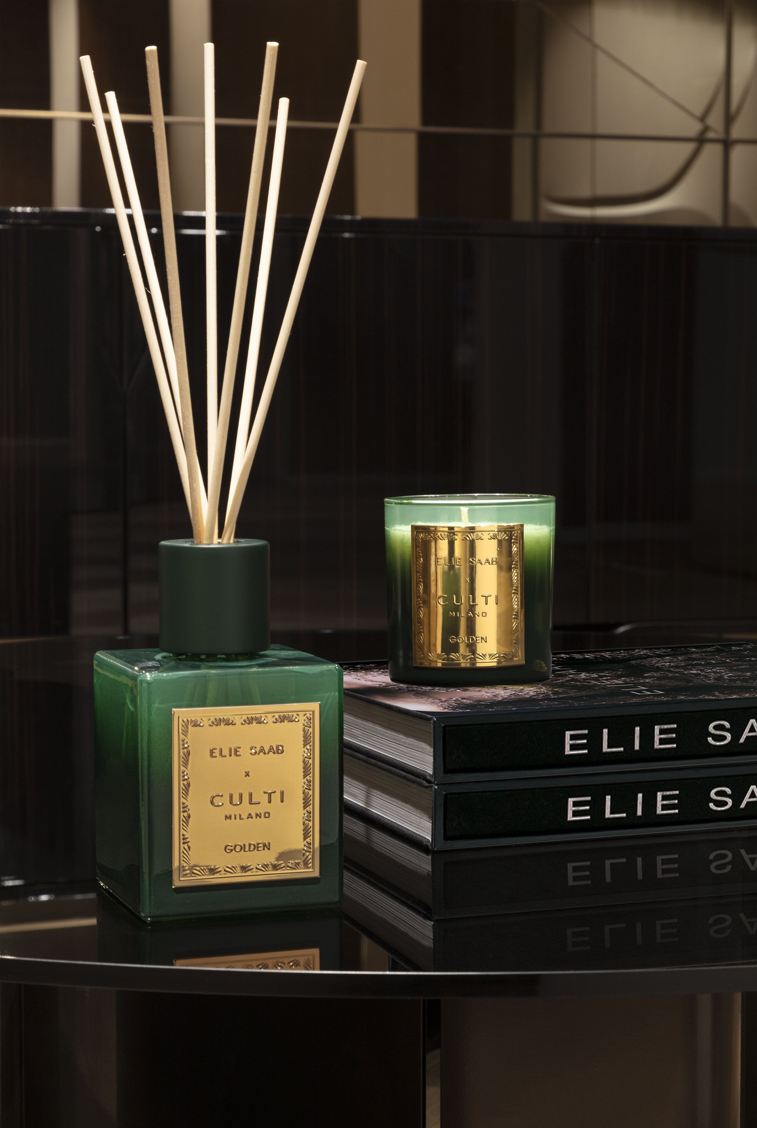 Gouden geur diffuser met tonen van bittere sinaasappel, mandarijn, gember, sinaasappelbloesem en cederhout.
