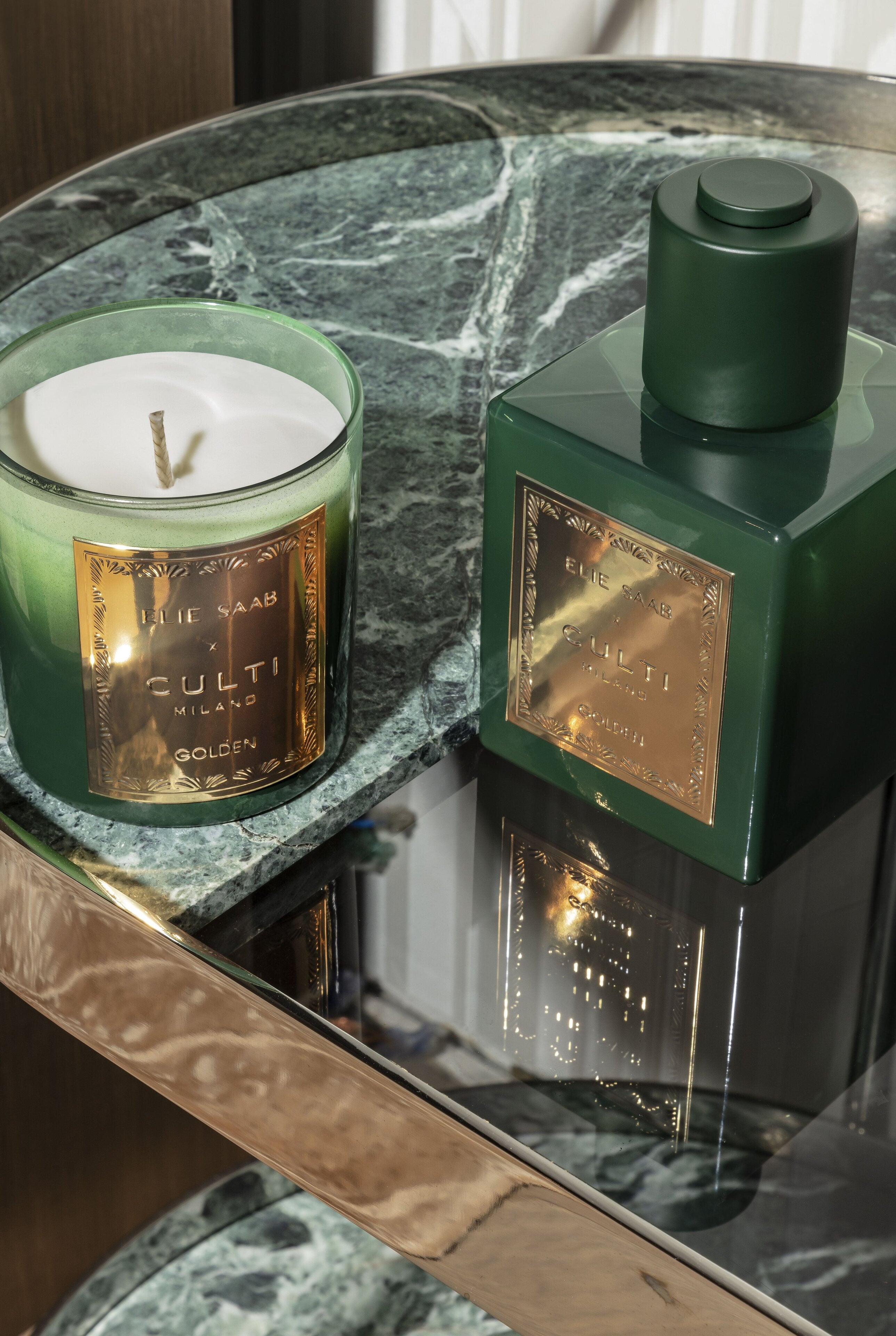 Gouden geur diffuser met tonen van bittere sinaasappel, mandarijn, gember, sinaasappelbloesem en cederhout.