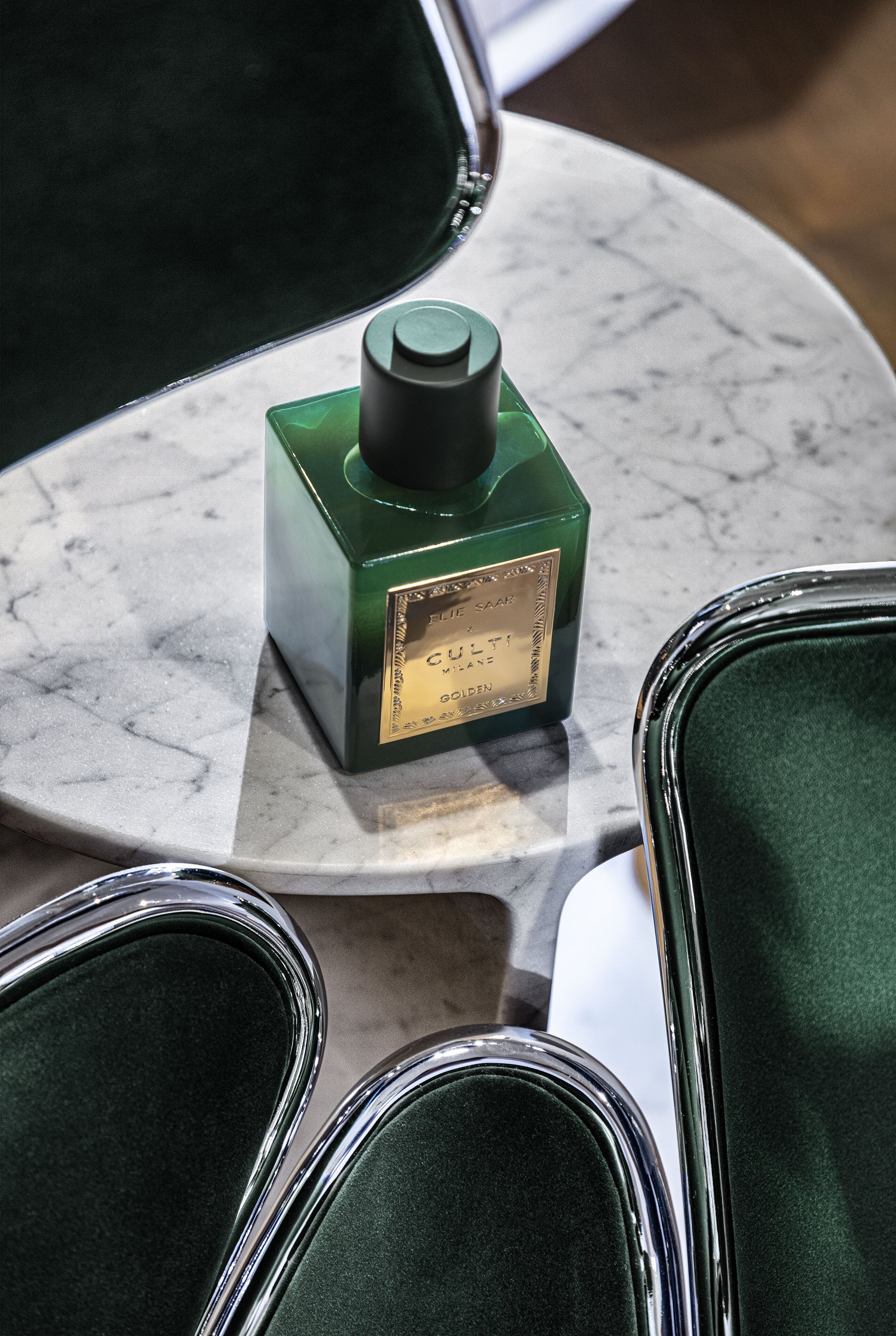 Gouden geur diffuser met tonen van bittere sinaasappel, mandarijn, gember, sinaasappelbloesem en cederhout.