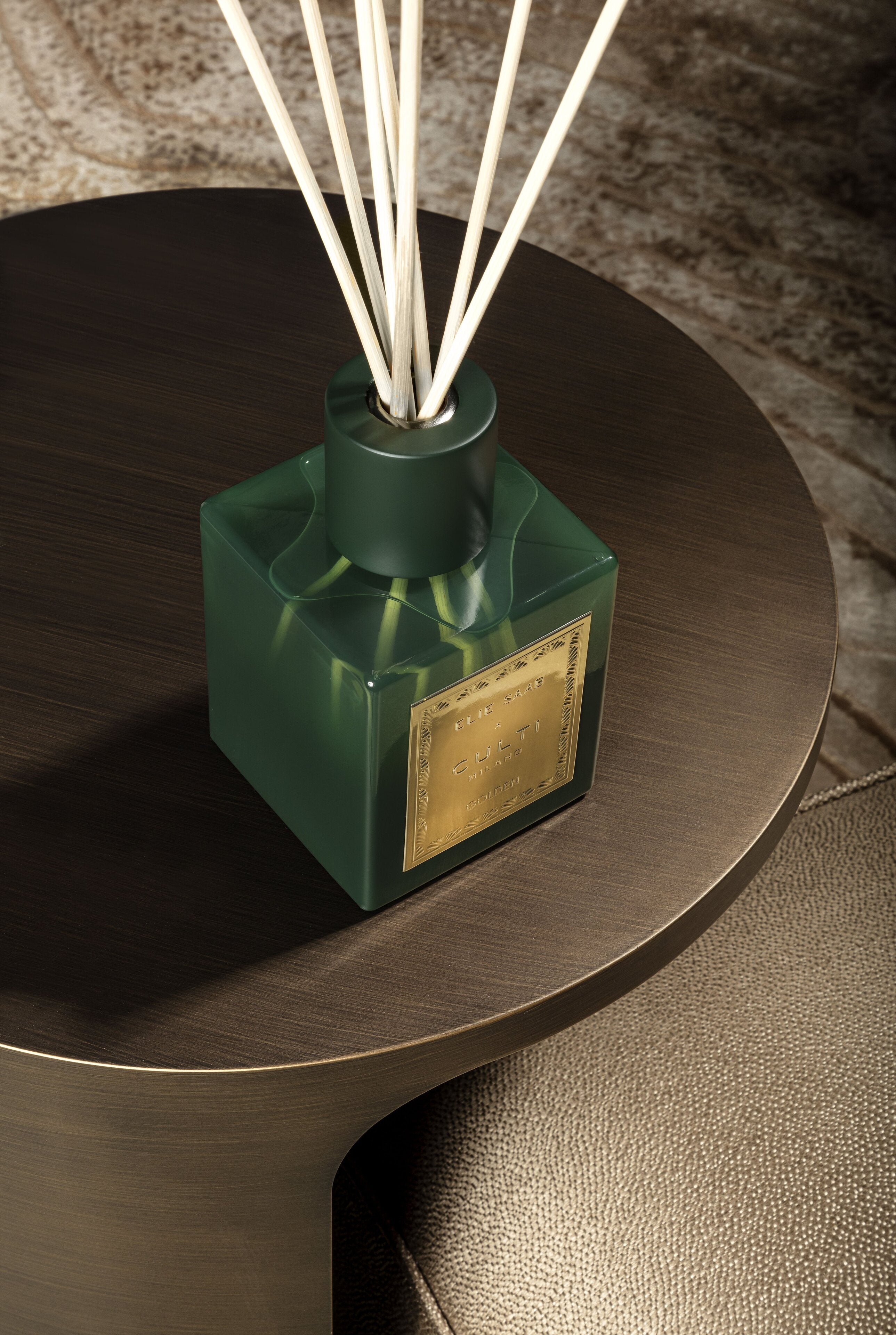 Gouden geur diffuser met tonen van bittere sinaasappel, mandarijn, gember, sinaasappelbloesem en cederhout.
