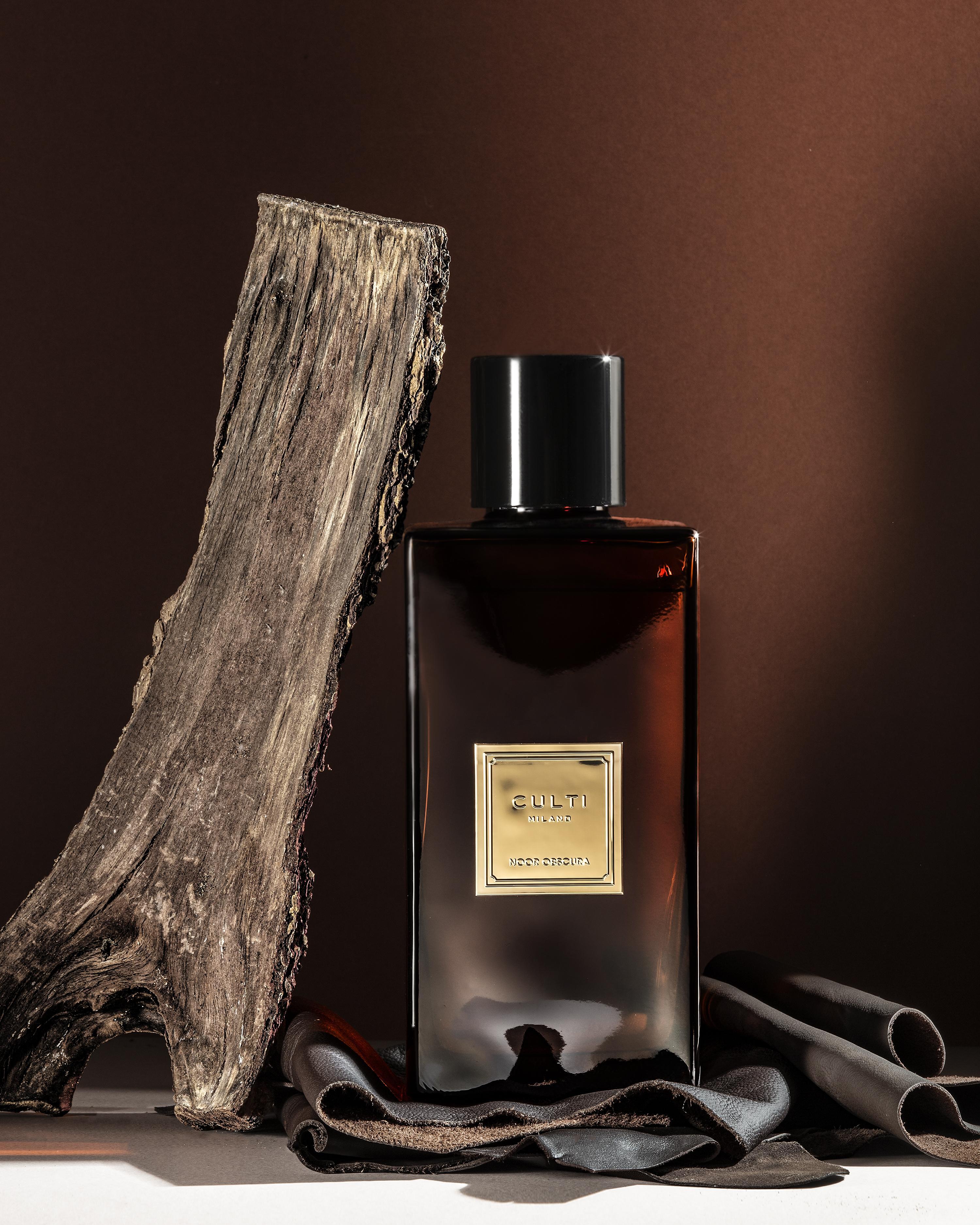 Duftdiffusor NOOR OBSCURA mit Noten von Datteln, Weihrauch, Virginia-Zeder, Oud und Guajakholz.