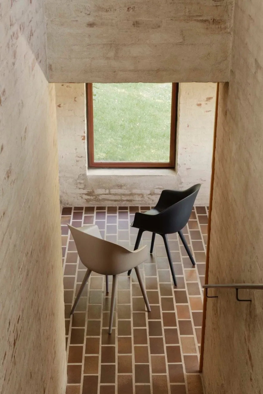 Stuhl BAT weiß mit messingfarbenem Fuß