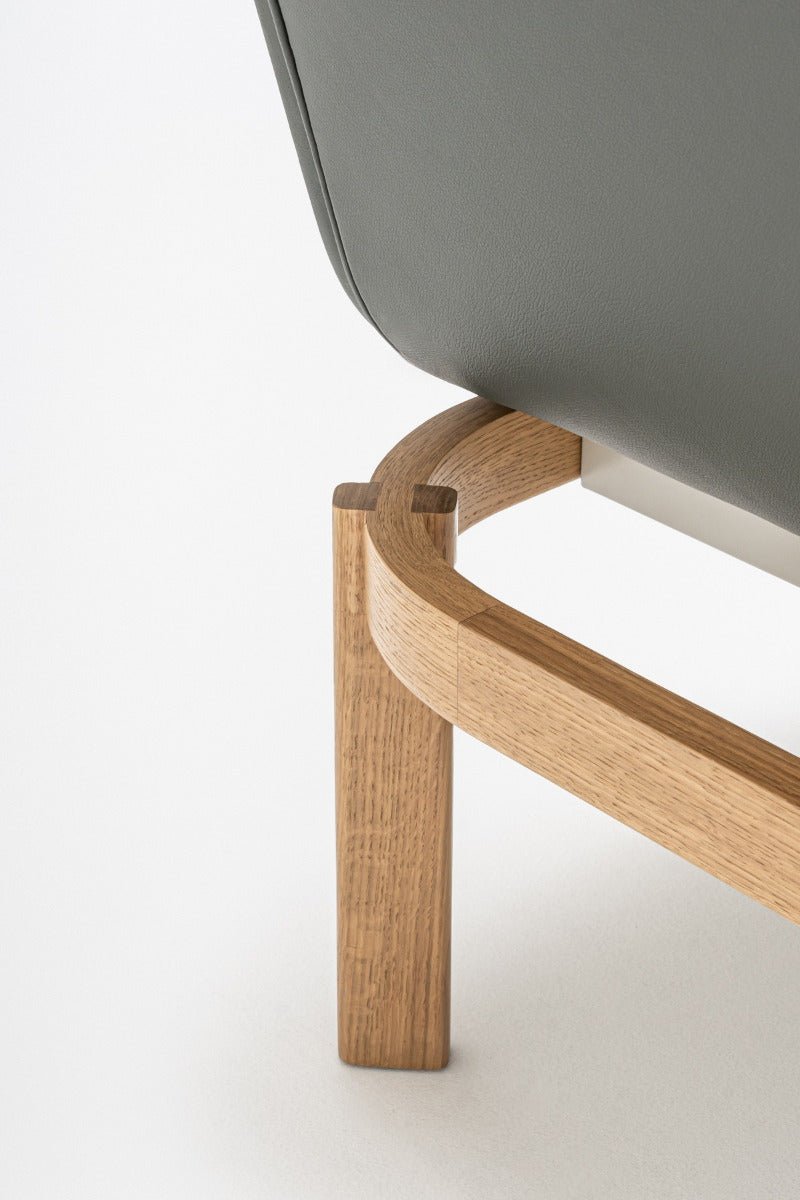 Gestoffeerde fauteuil RAMP met houten basis