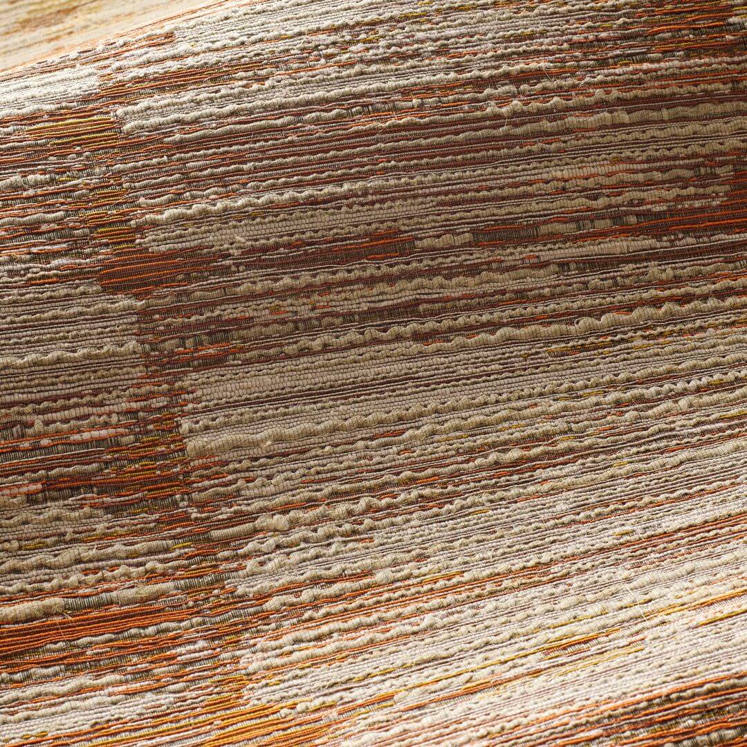 Structuurtextielbehang met strepen ALCHEMILLA - ORANJE BRÛLÉ/OCRE gebrande sinaasappel met beige