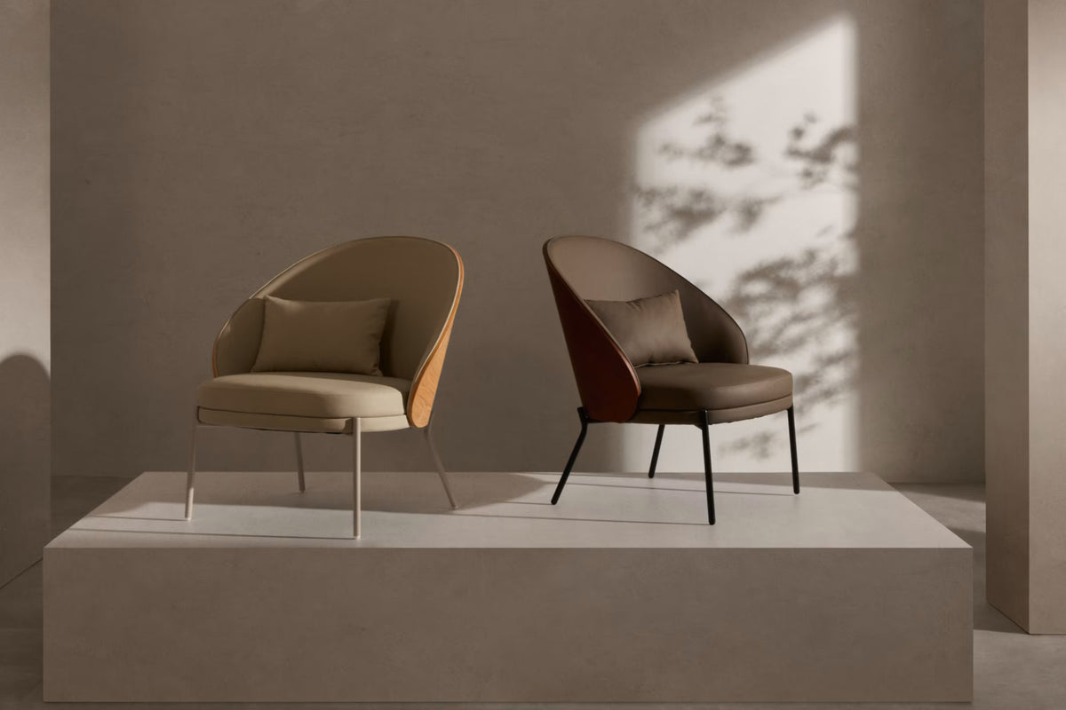 EAMY fauteuil lichtbruin met wengé afwerking