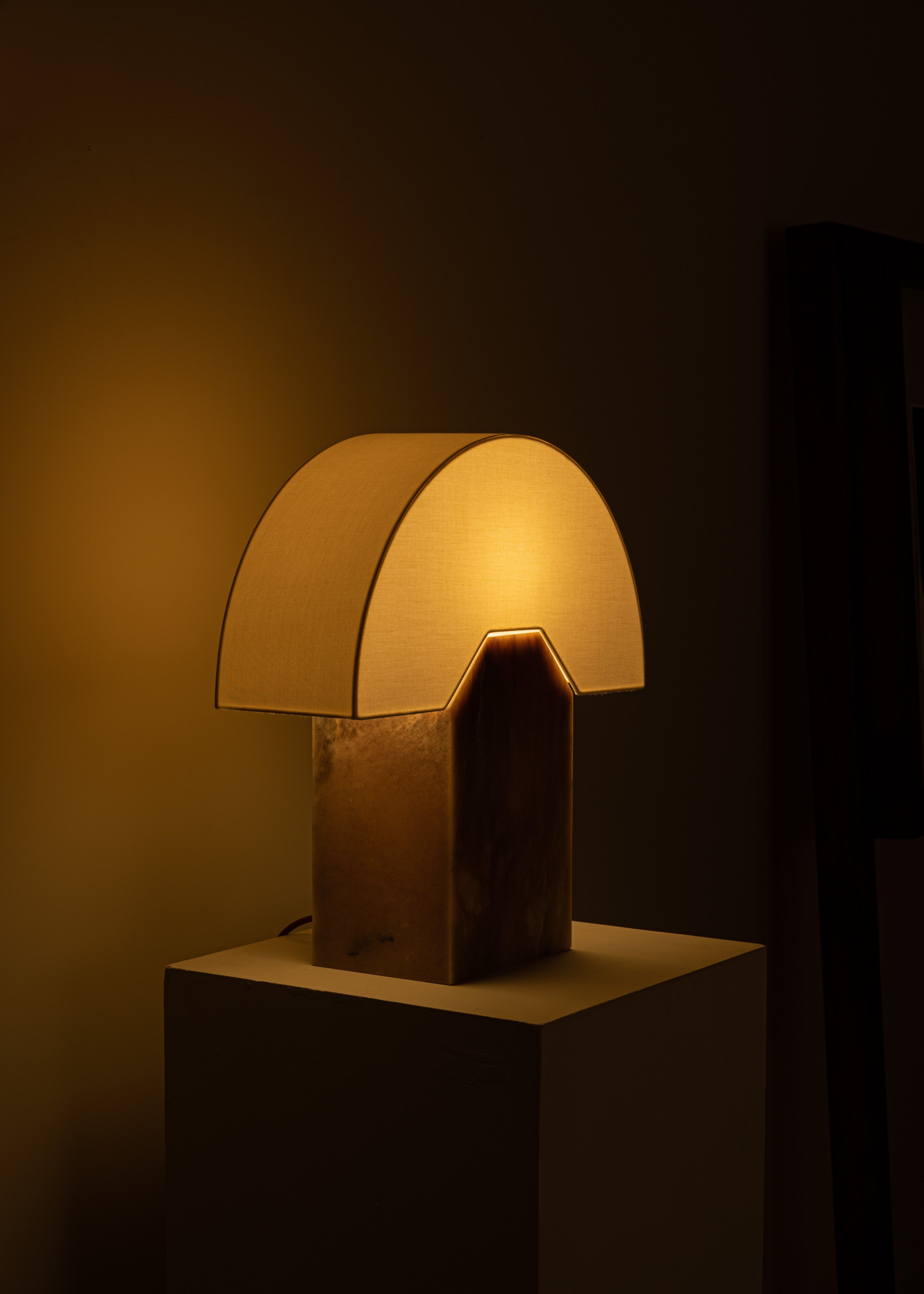 Tischlampe EDNA dunkelbeige Alabaster