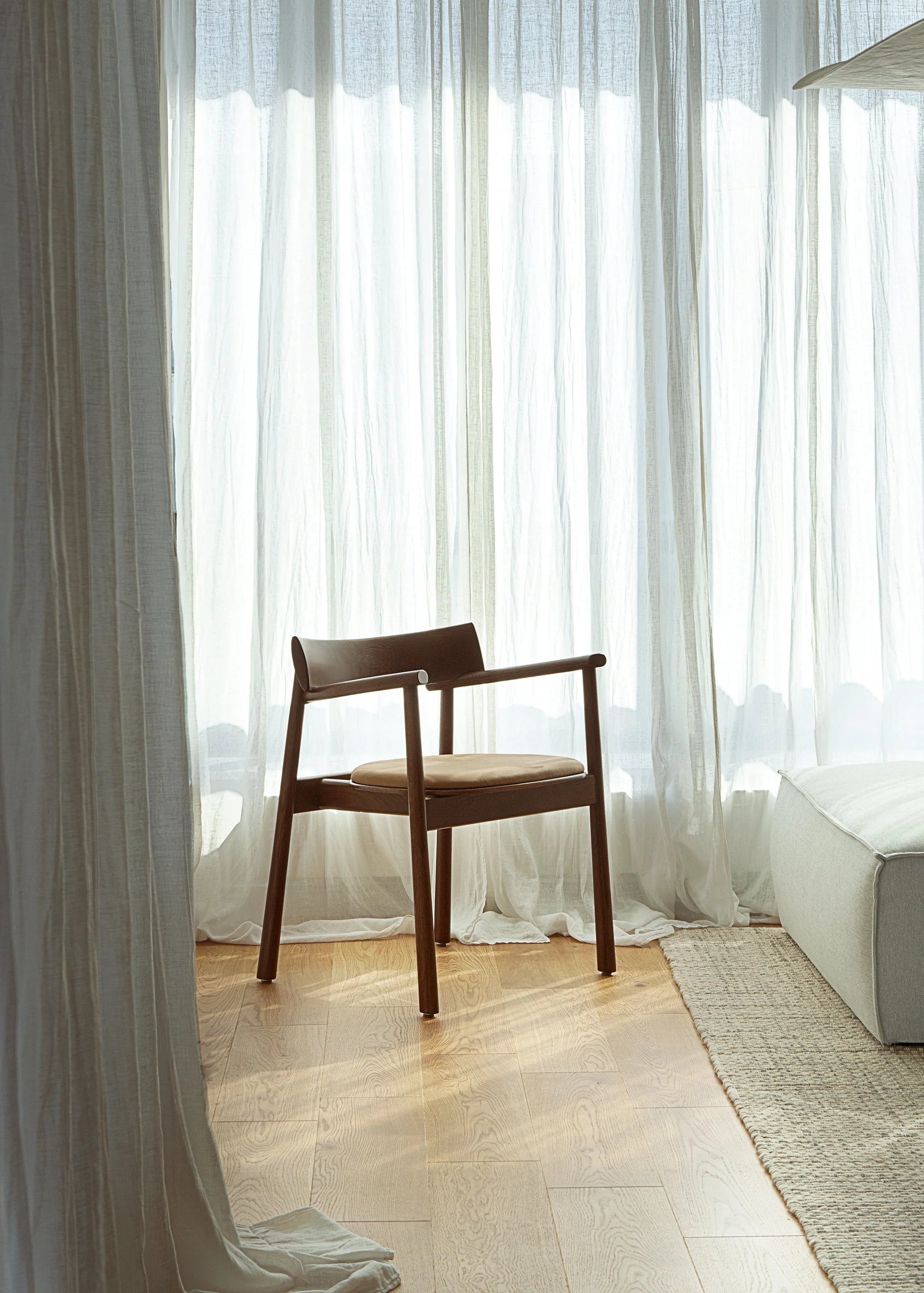 ELIPSA SOFT stoel donker eikenhout met bruine leer