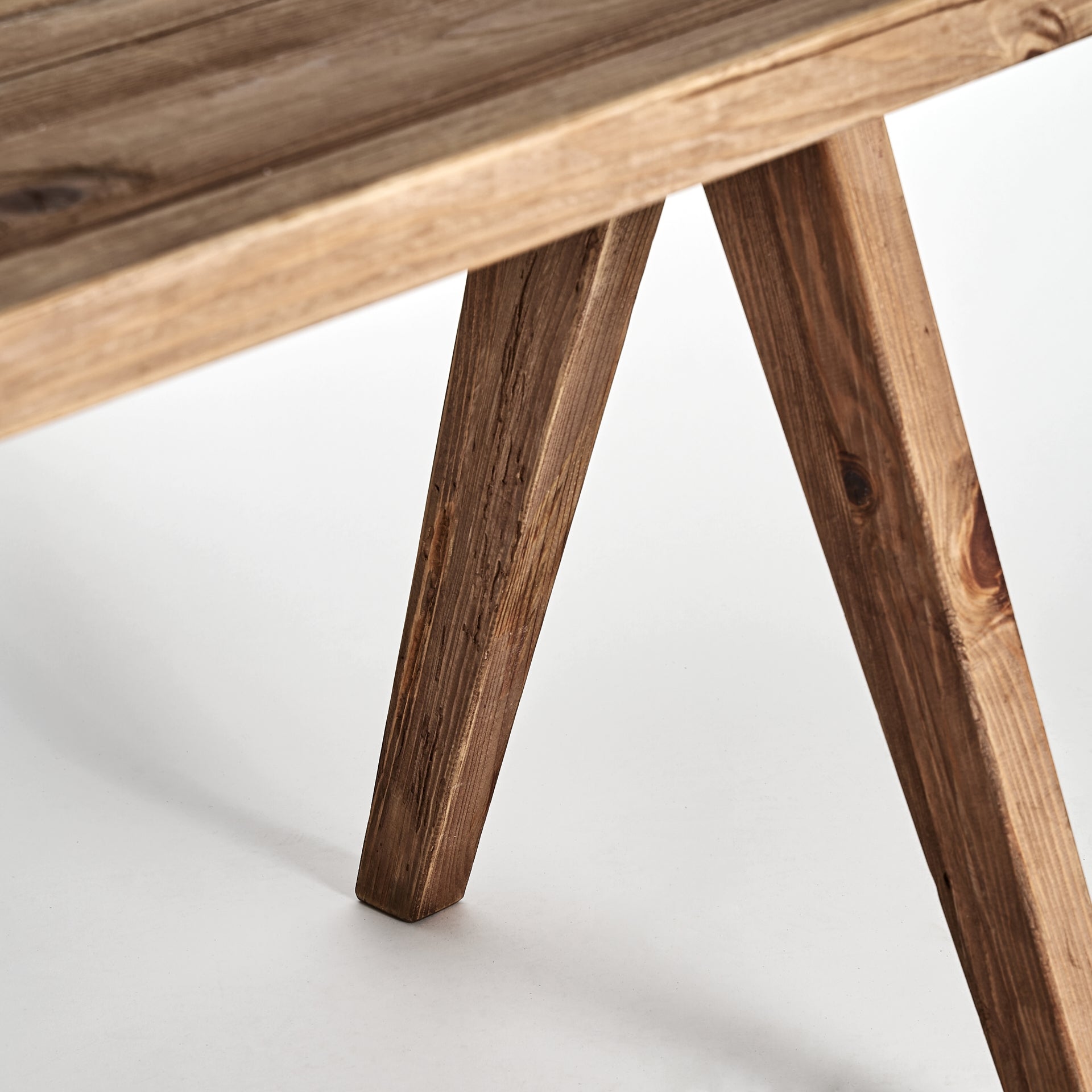 Bureau CRISSEY gerecycled grenenhout