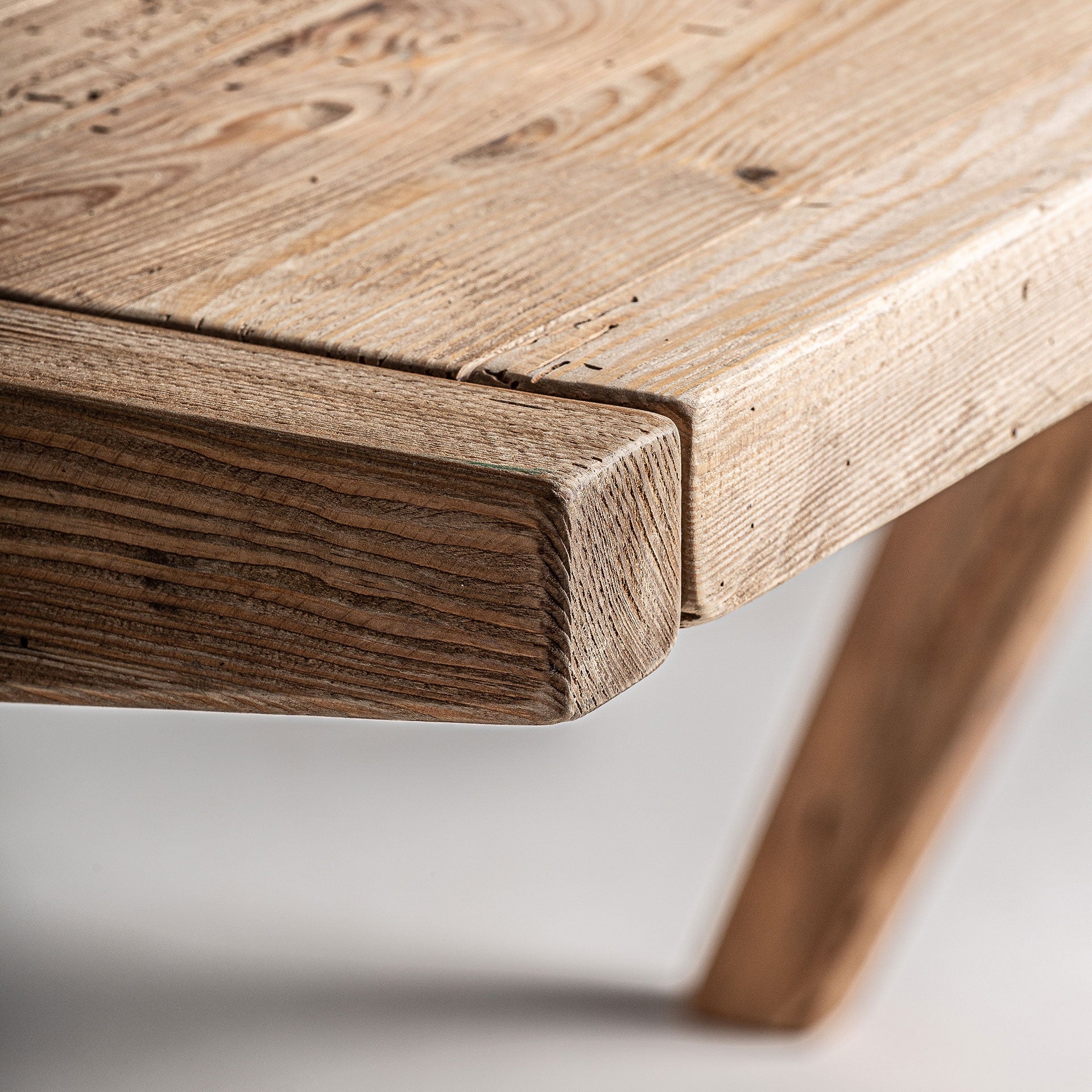 Bureau CRISSEY gerecycled grenenhout