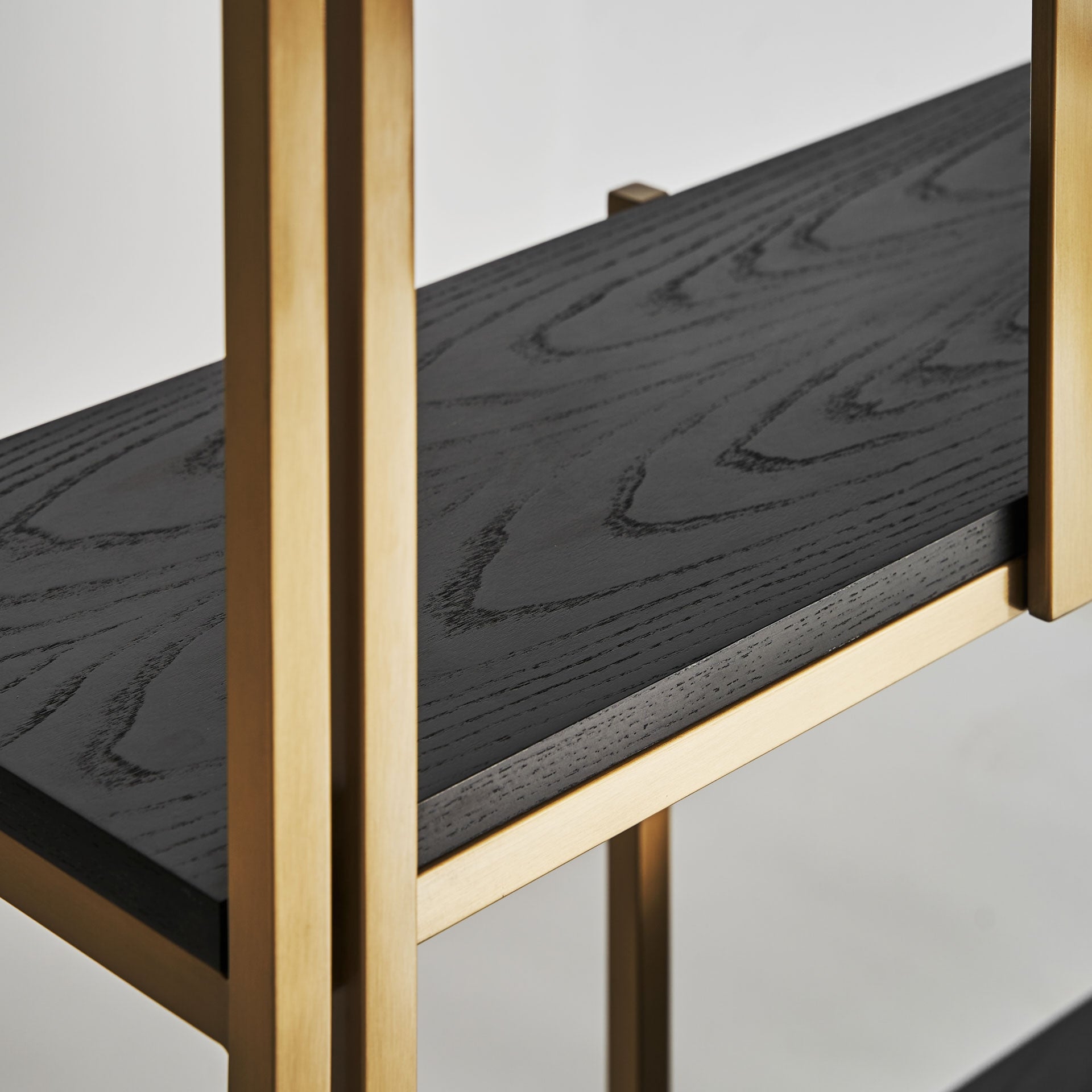 Boekenkast LEIRA zwart eikenhout met gouden afwerking