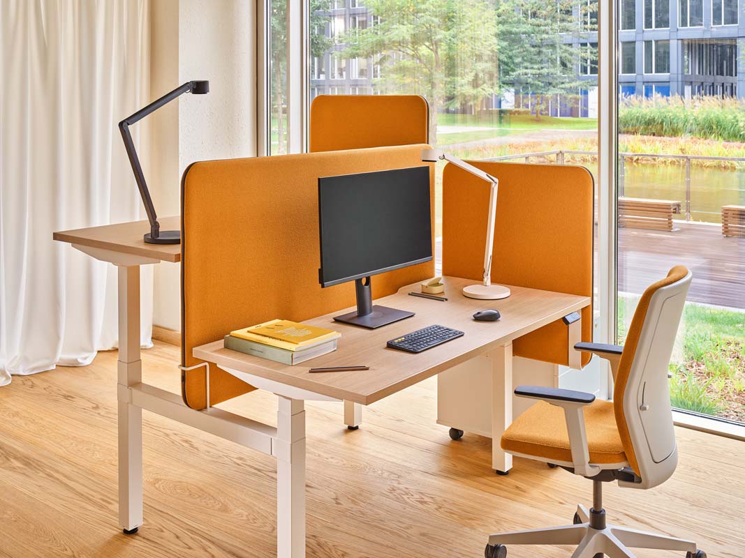 Sessel mit gepolsterter Evo -Rückenlehne verstellbarer Basis mit Rädern für harte Oberfläche