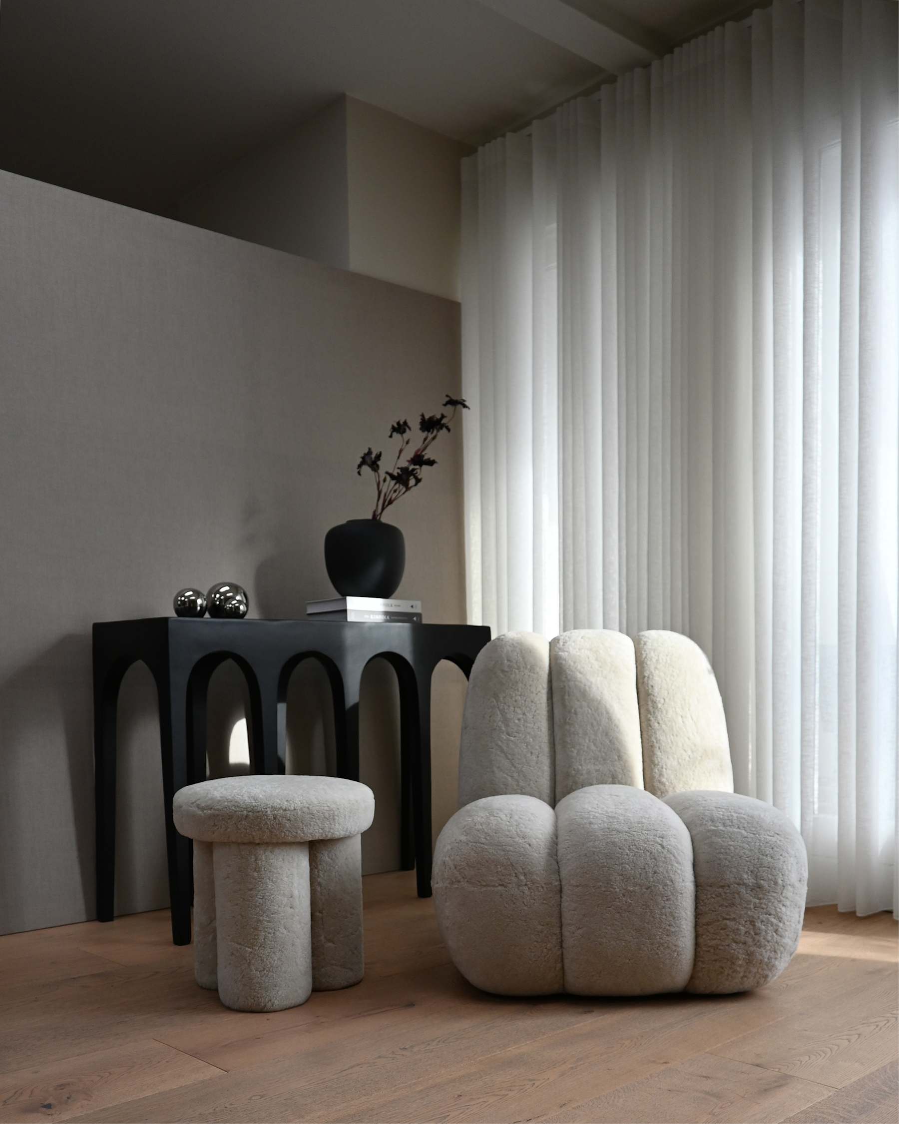 Sheepskin TOE cream fabric armchair