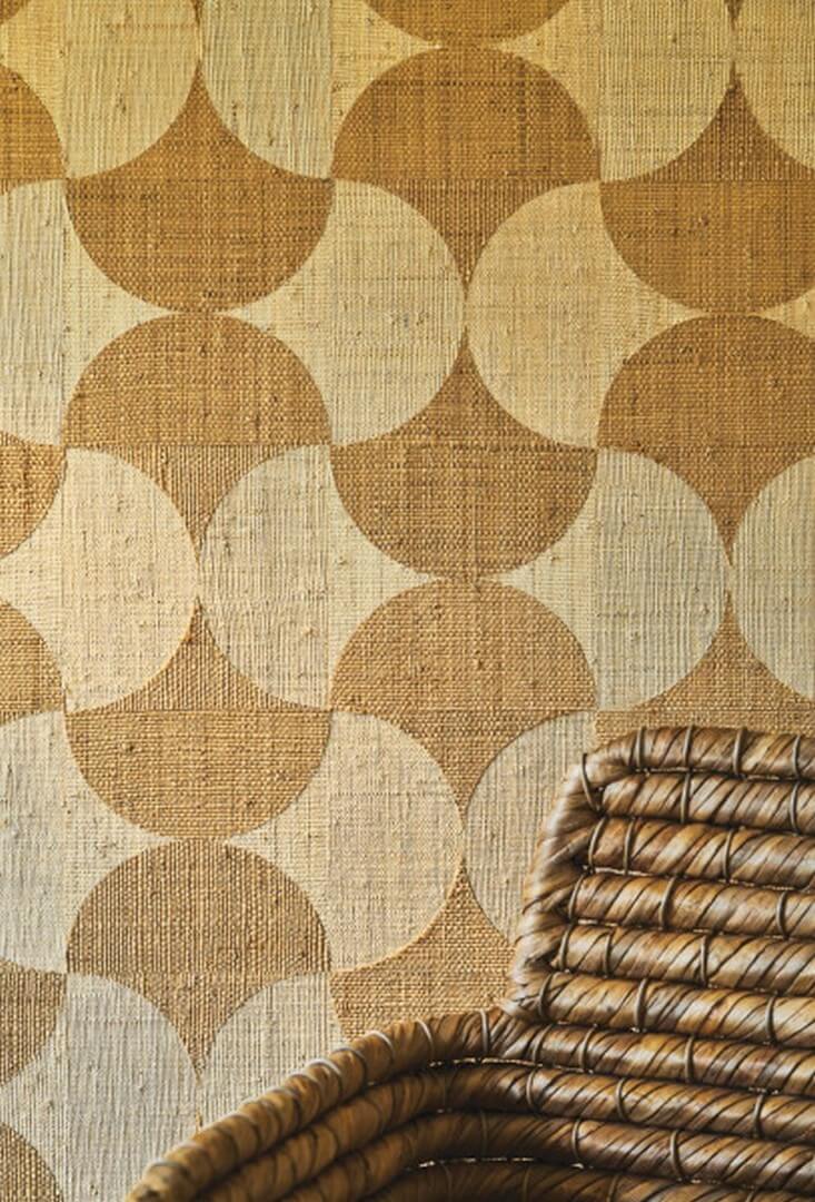 Natuurlijke wandbekleding met geometrisch patroon van raffia SUMBA - BLANC NATUREL wit met goud