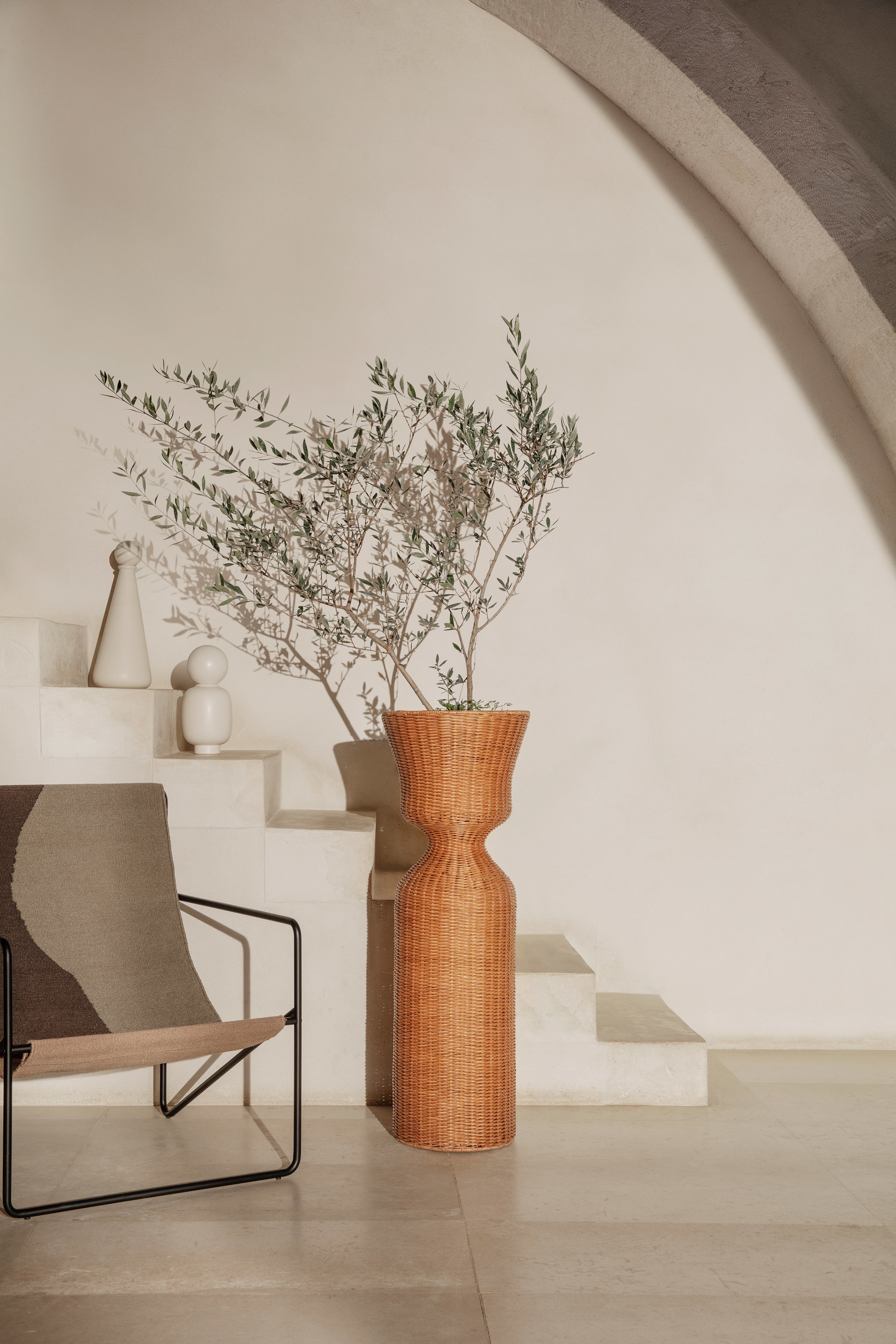 AGNES TALL Rattan-Pflanzenständer