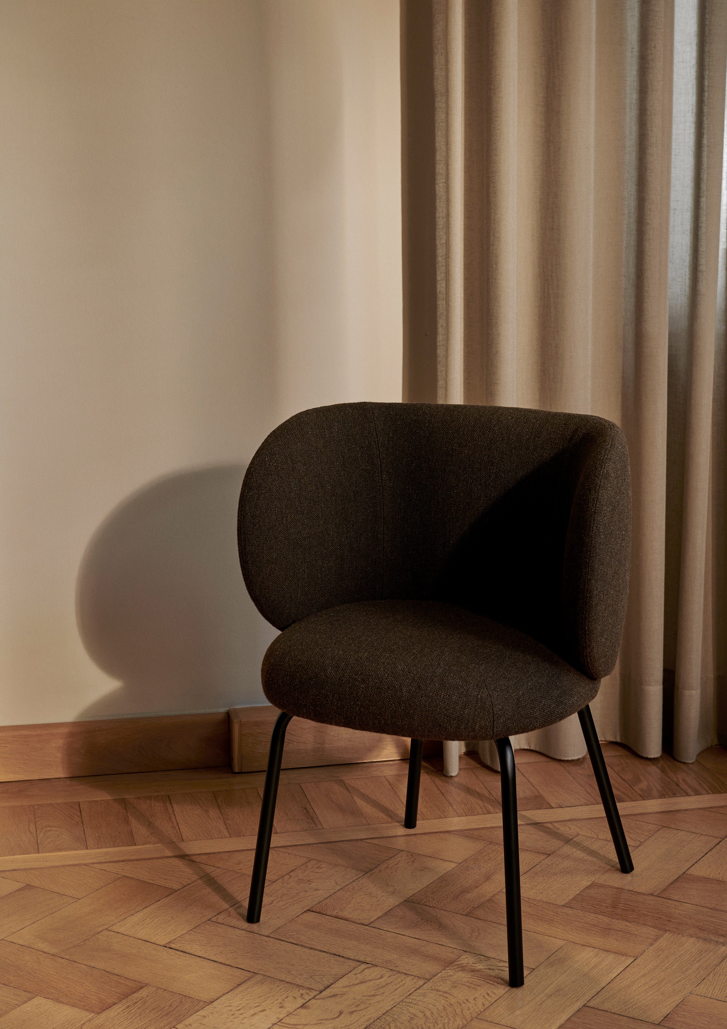 Stuhl mit Armlehnen Rico Hallingdal dunkelbraun mit einer beige Basis