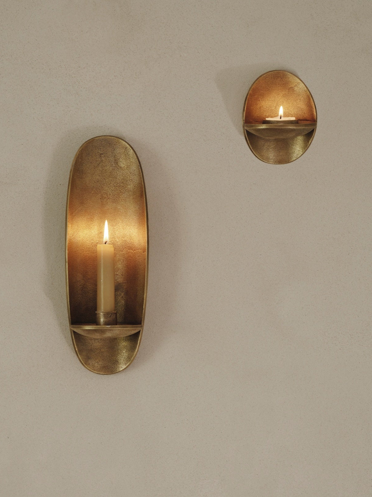 AGAPÉ wall sconce with brass finish