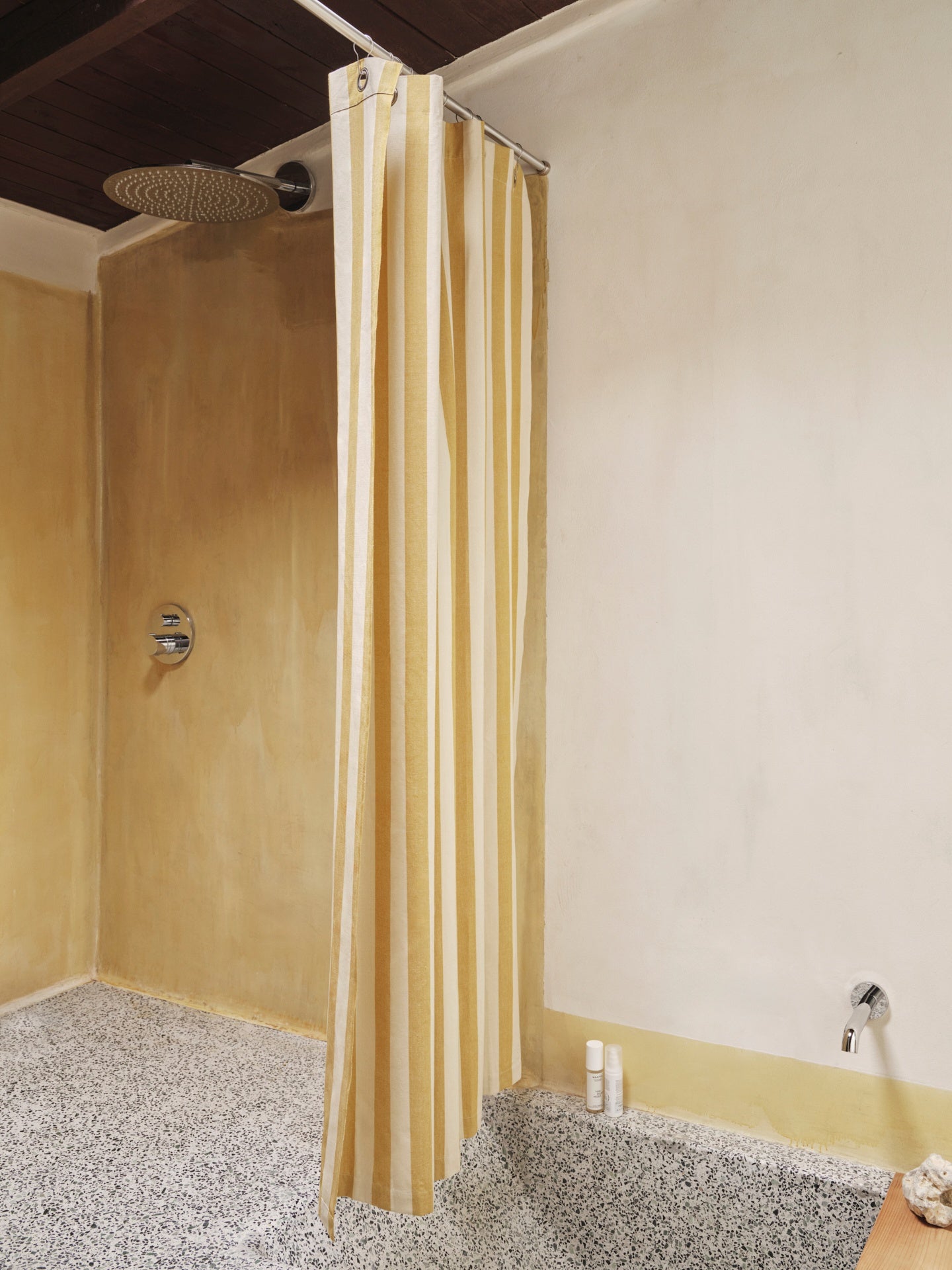 Douchgordijn CHAMBRAY beige met zwart ruitpatroon