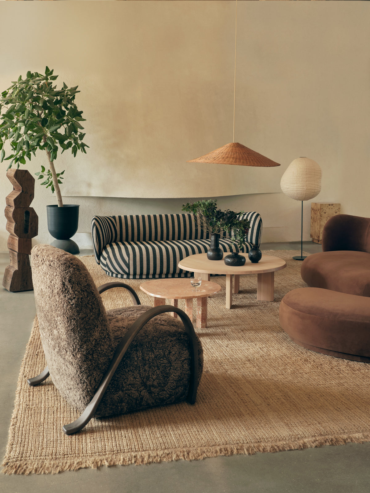 Fauteuil BUUR gebroken wit met houten armleuningen