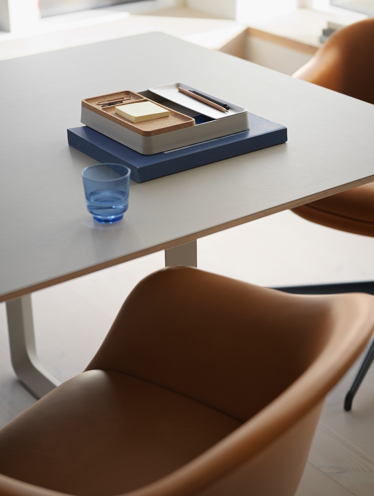 Tafel 70/70 grijs met witte basis