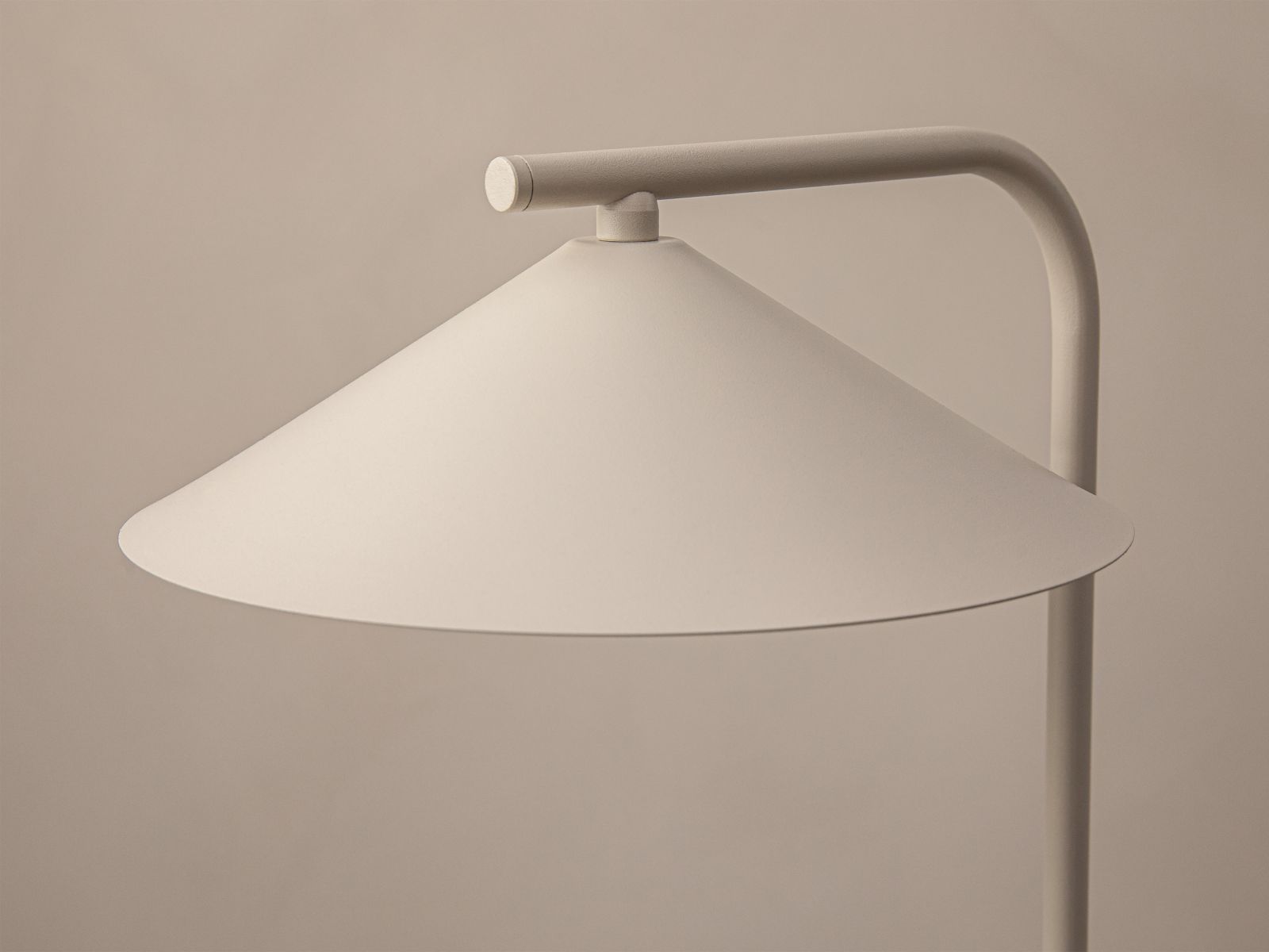Lampa stołowa NOCTE beżowy – ujęcie boczne