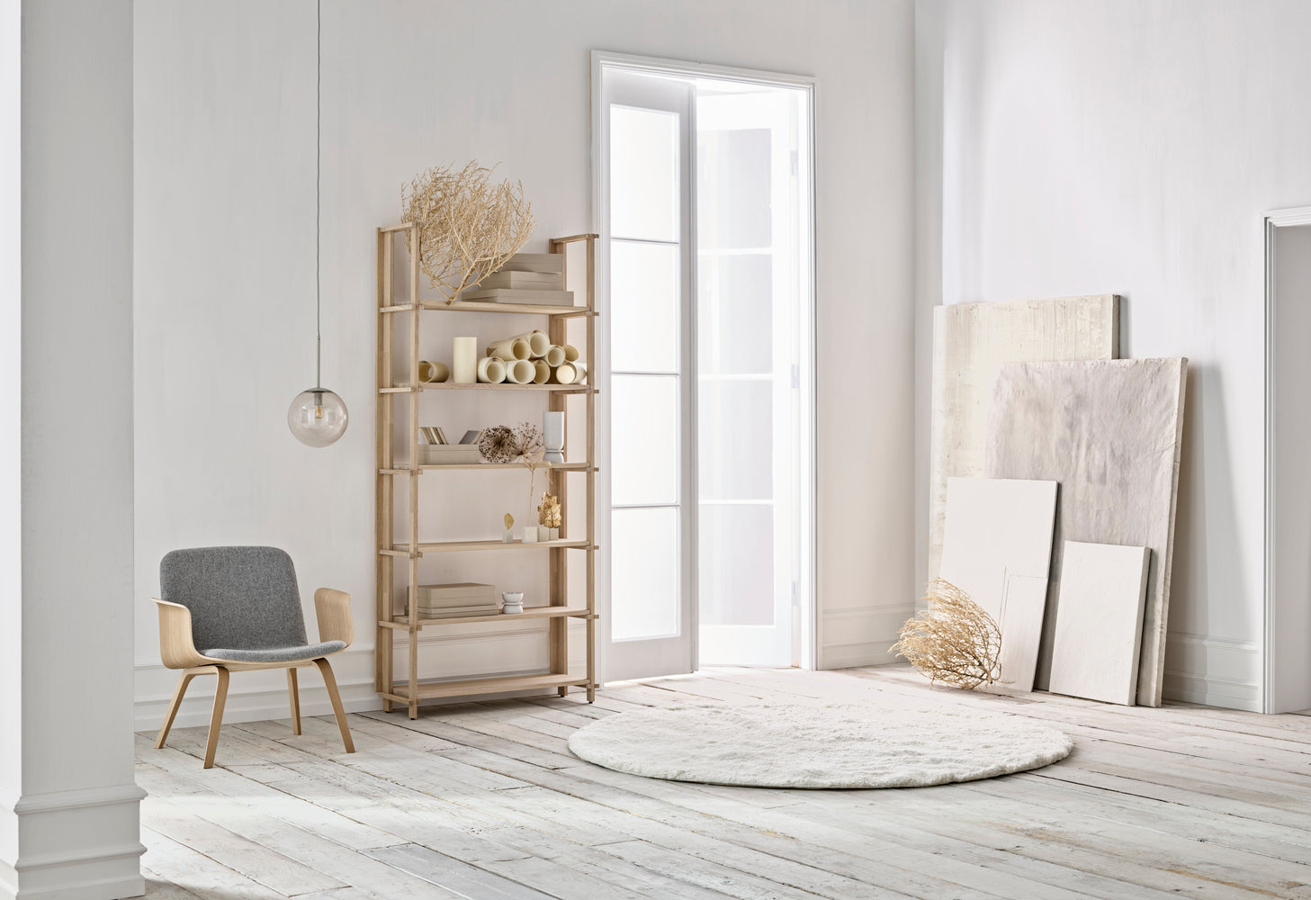 Sessel mit Palmenarmlehnen mit einer schwarzen Basis gepolstert