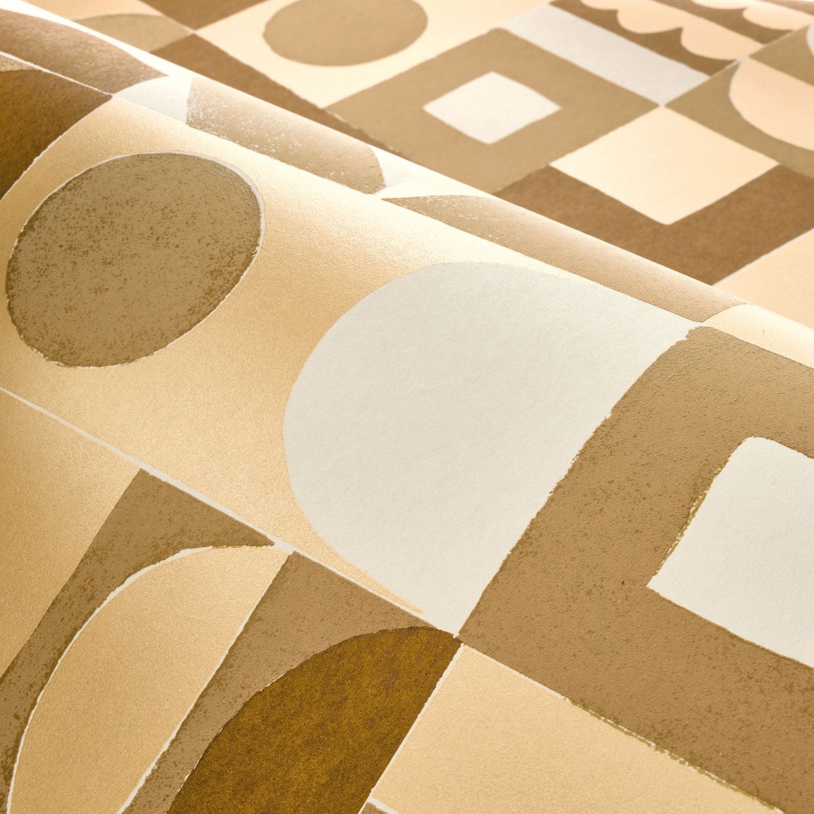 Structuurtapijt met geometrisch patroon GOURNA - OCRE/DORE bruin met goud