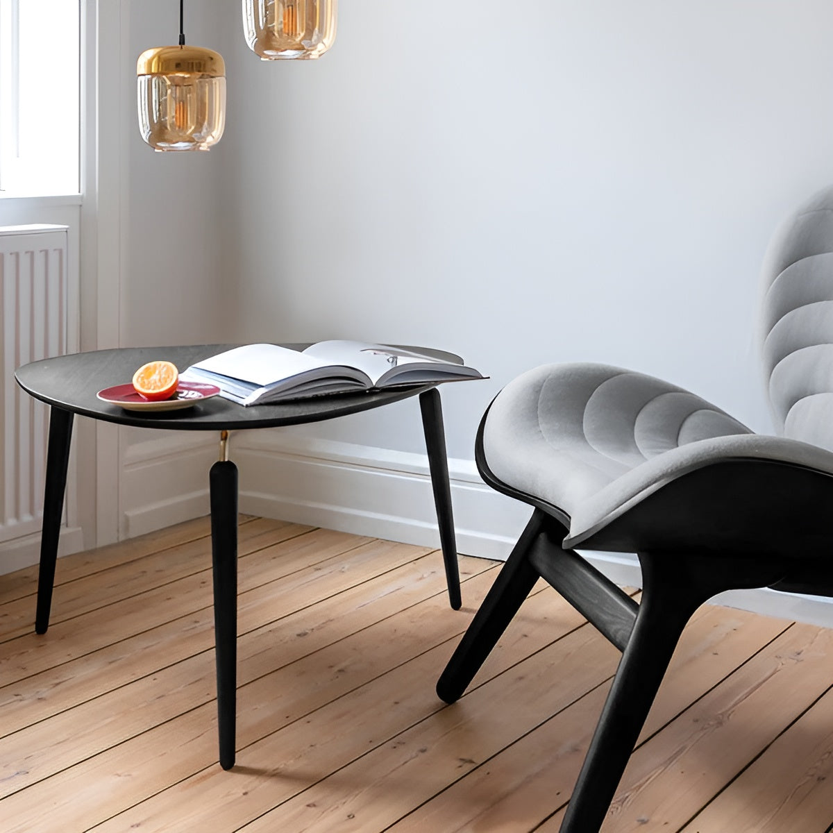 Couchtisch HANG OUT in schwarzem Eichenholz mit goldenen Stützen