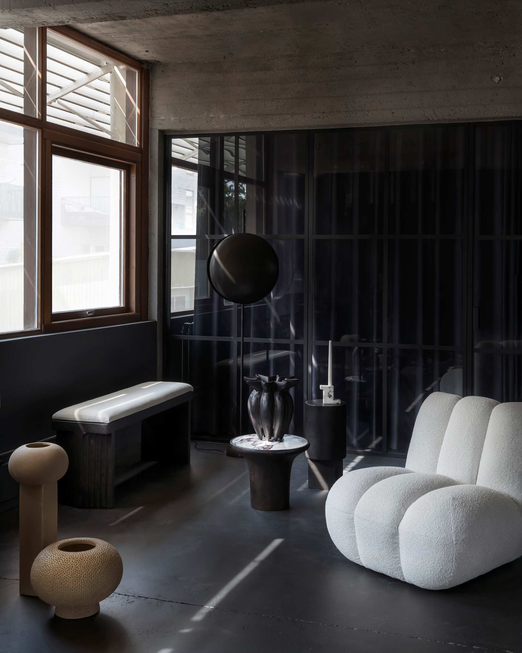 TRUMPET Couchtisch aus Beton mit Marmor