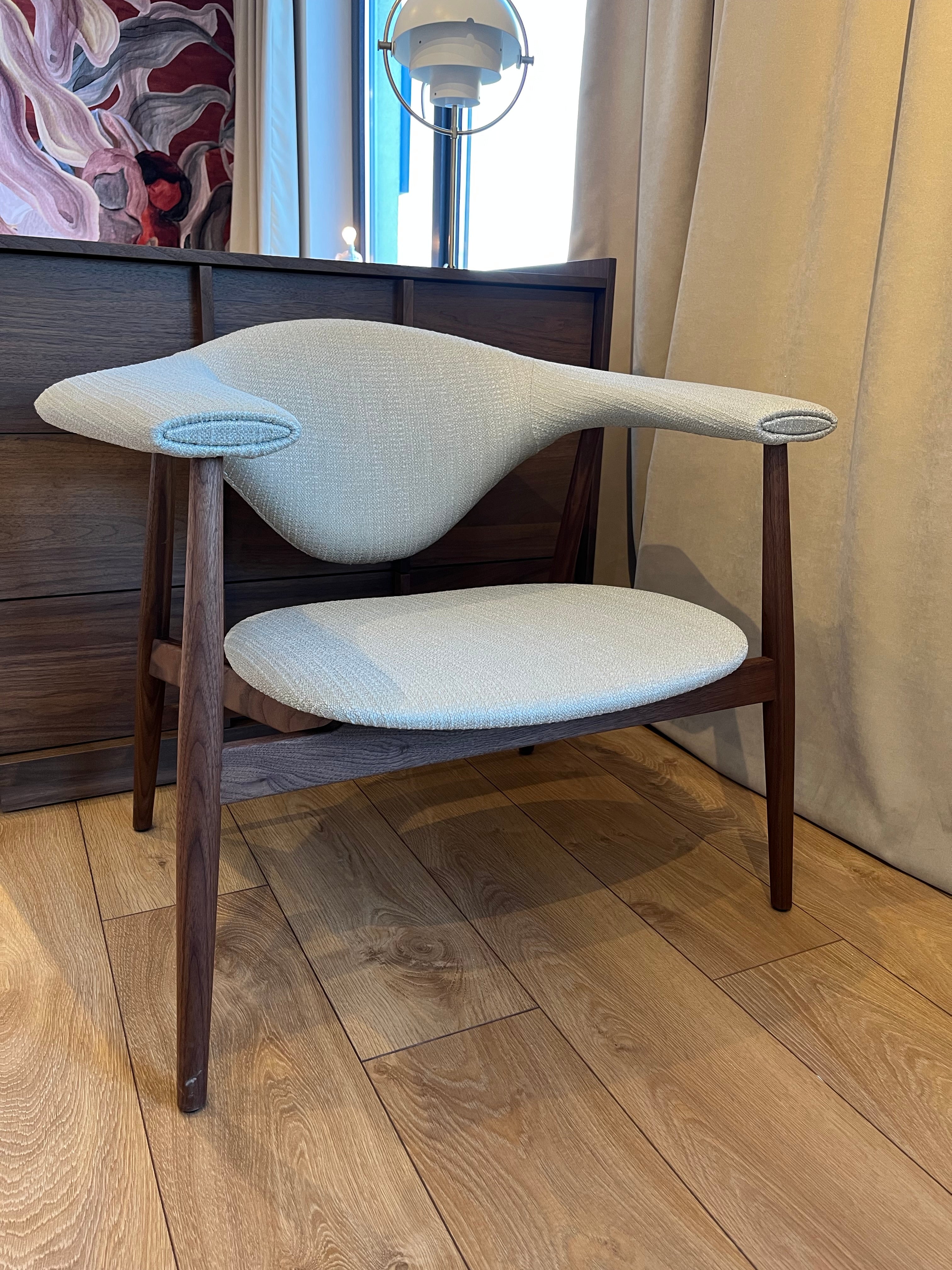 Beiger MASCULO Sessel mit Nussbaumfuß