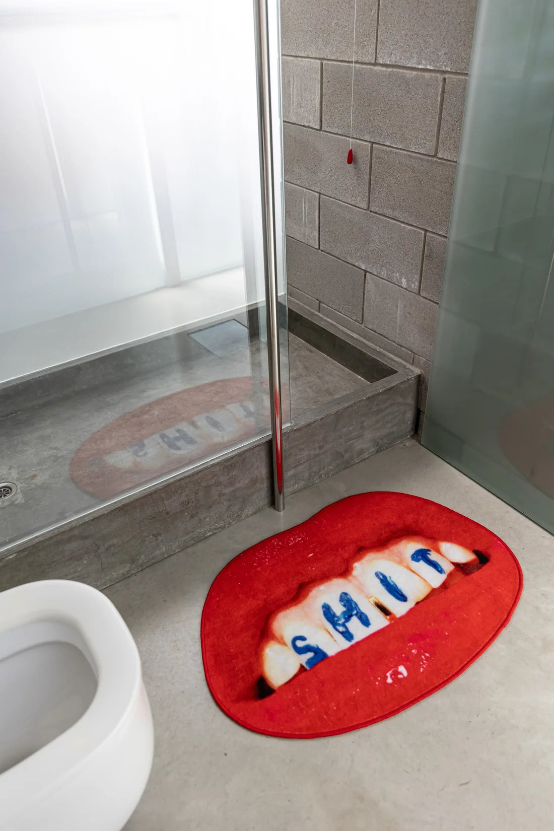 Decoratieve mat in de vorm van lippen SHIT rood