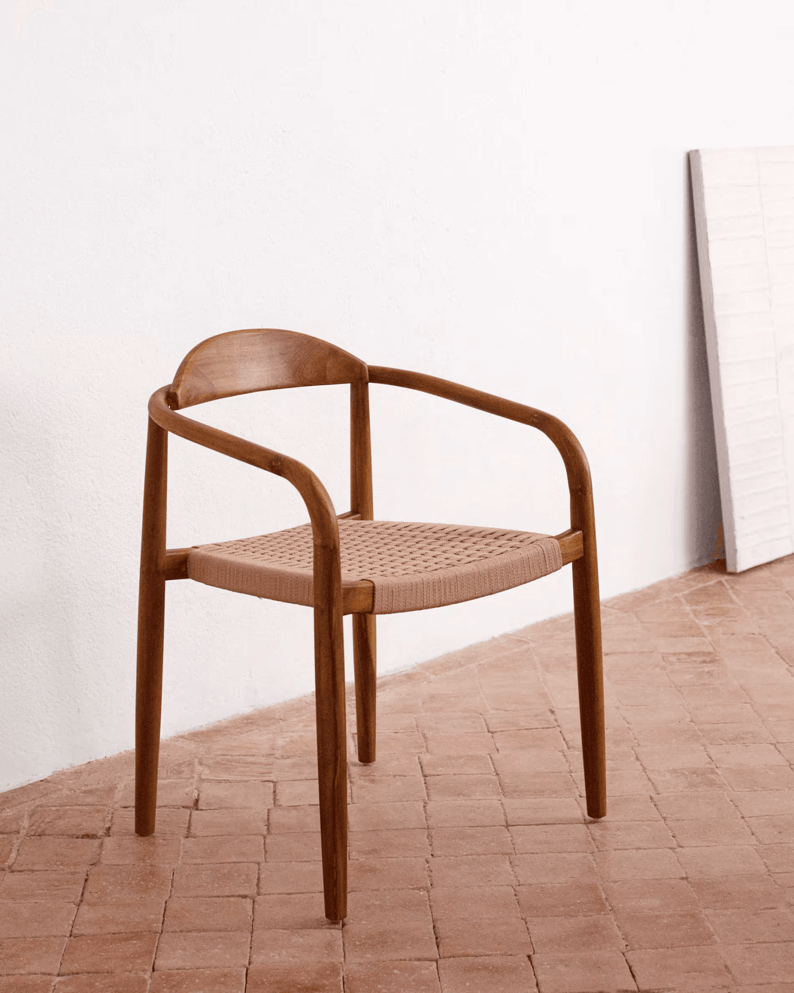 Krzesło NINA ciemnobrązowe drewno akacjowe La Forma    Eye on Design