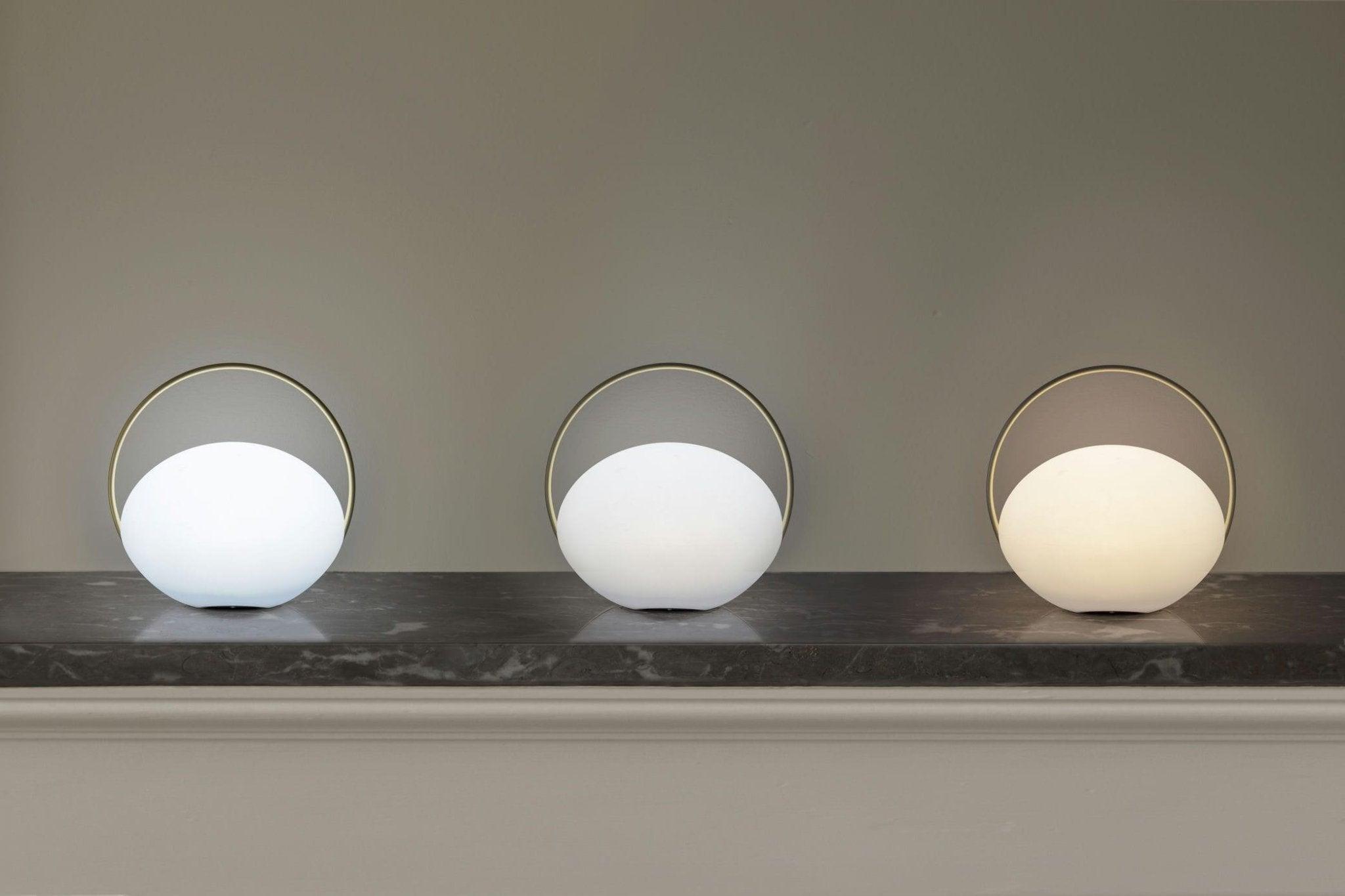 Lampa stołowa przenośna ORBIT mleczny ze złotym UMAGE    Eye on Design