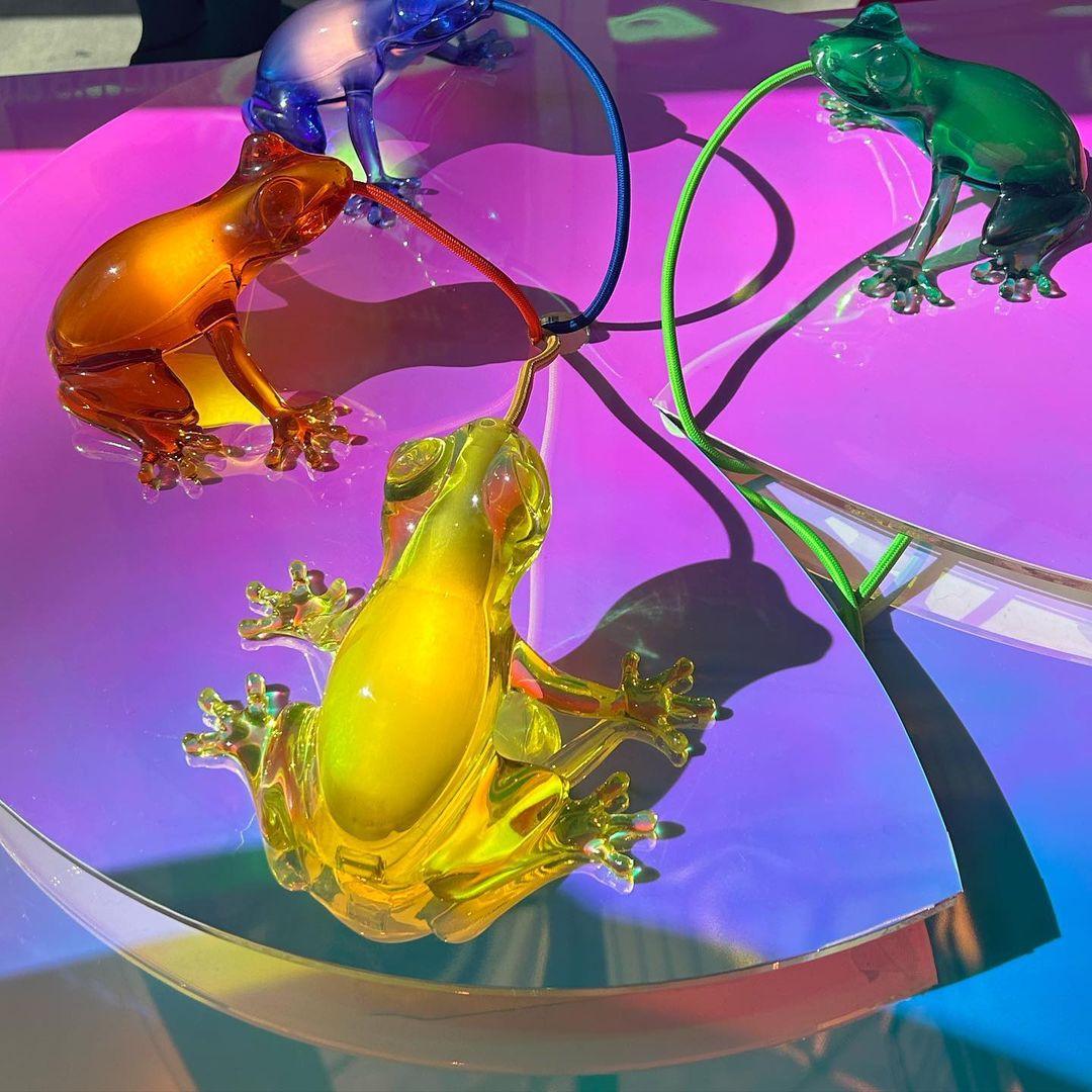 Lampa wisząca HUNGRY FROG szmaragdowy Qeeboo    Eye on Design