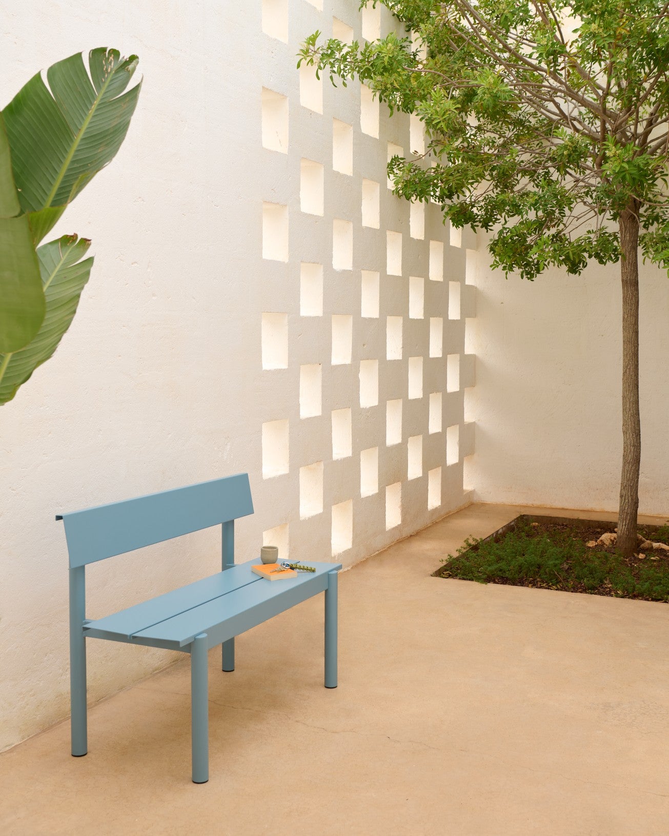 Buitenbank met rugleuning LINEAR lichtblauw staal
