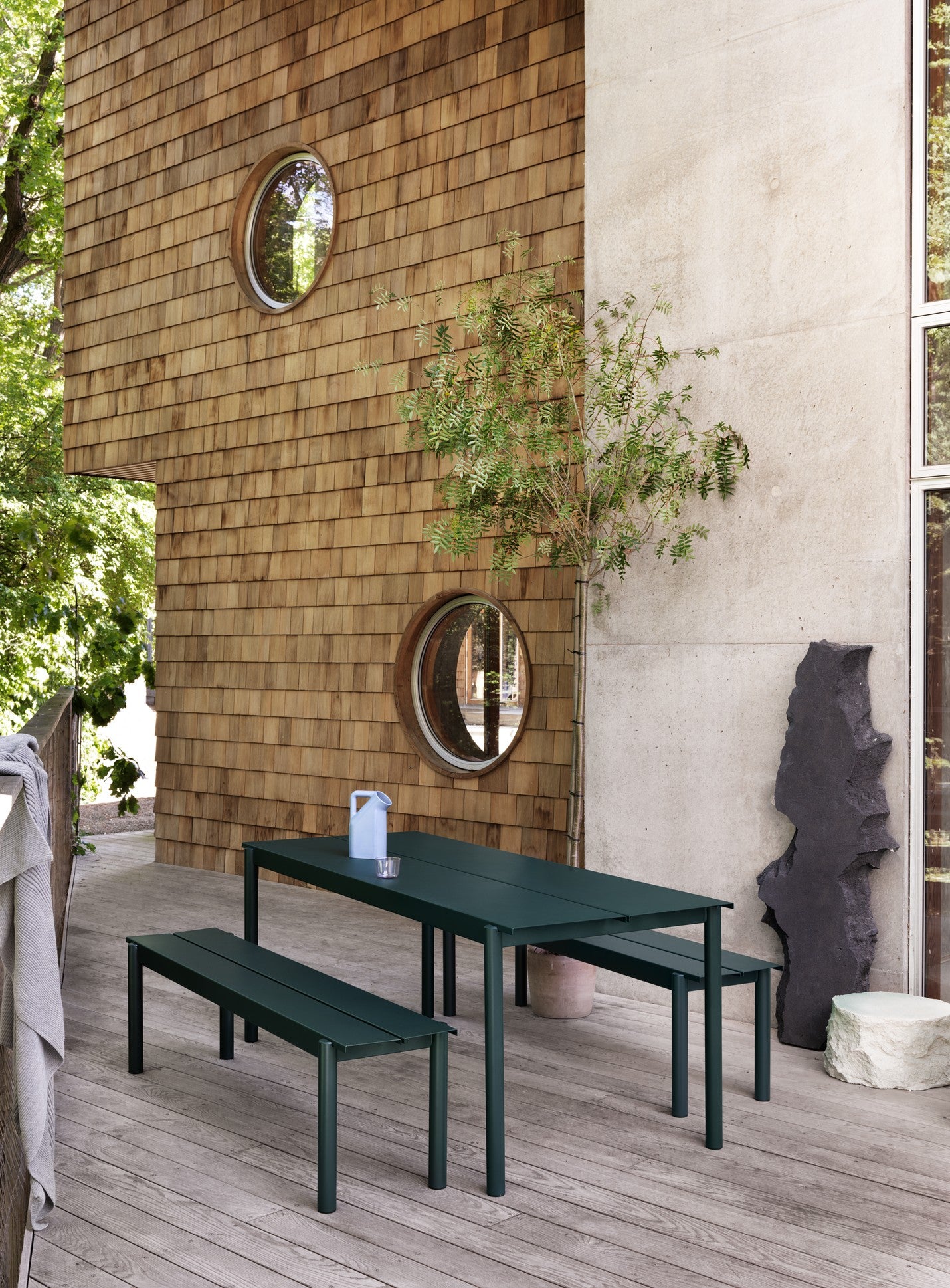 Buiten tafel LINEAR donkergroen staal