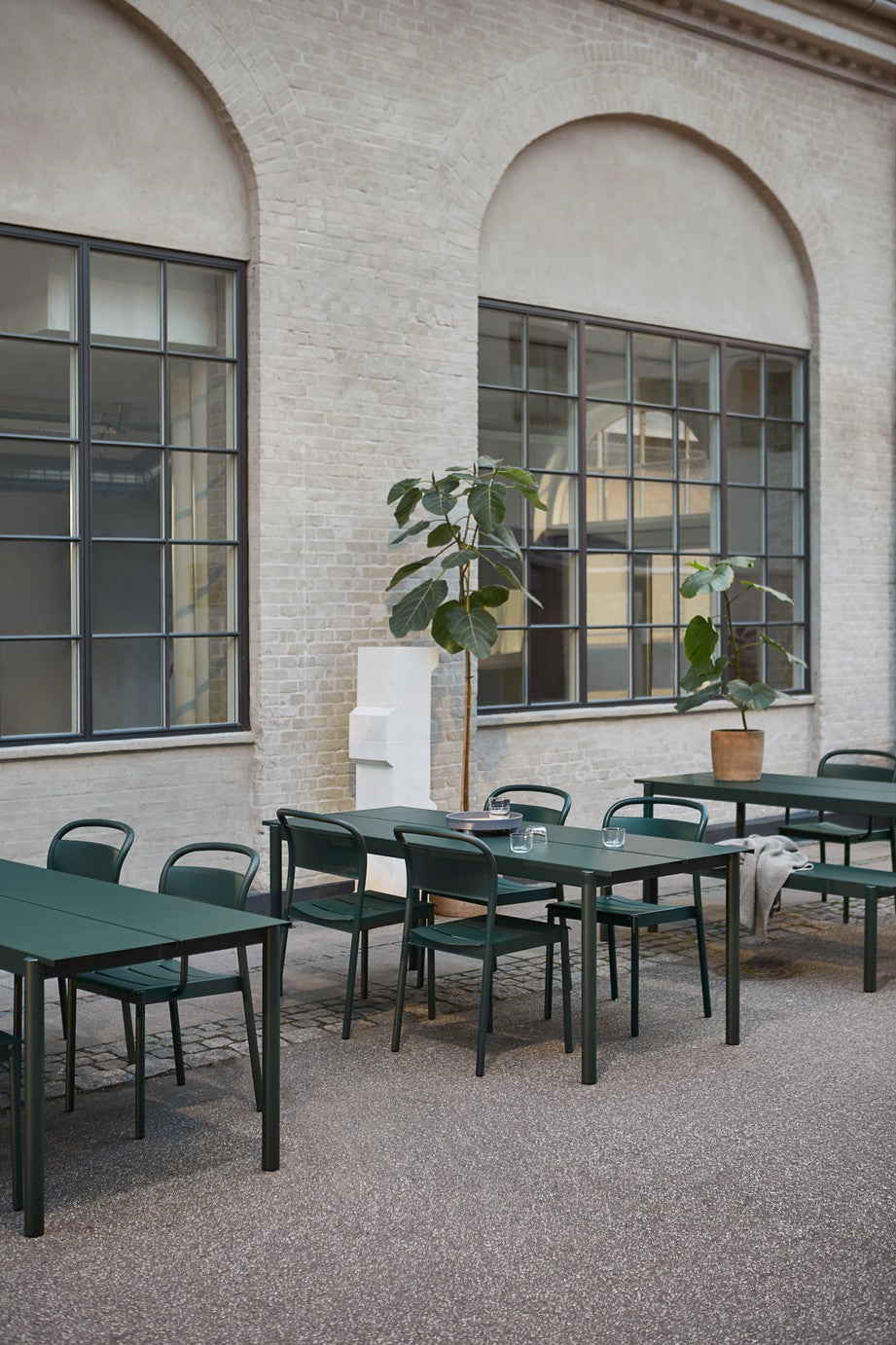 Buiten tafel LINEAR donkergroen staal