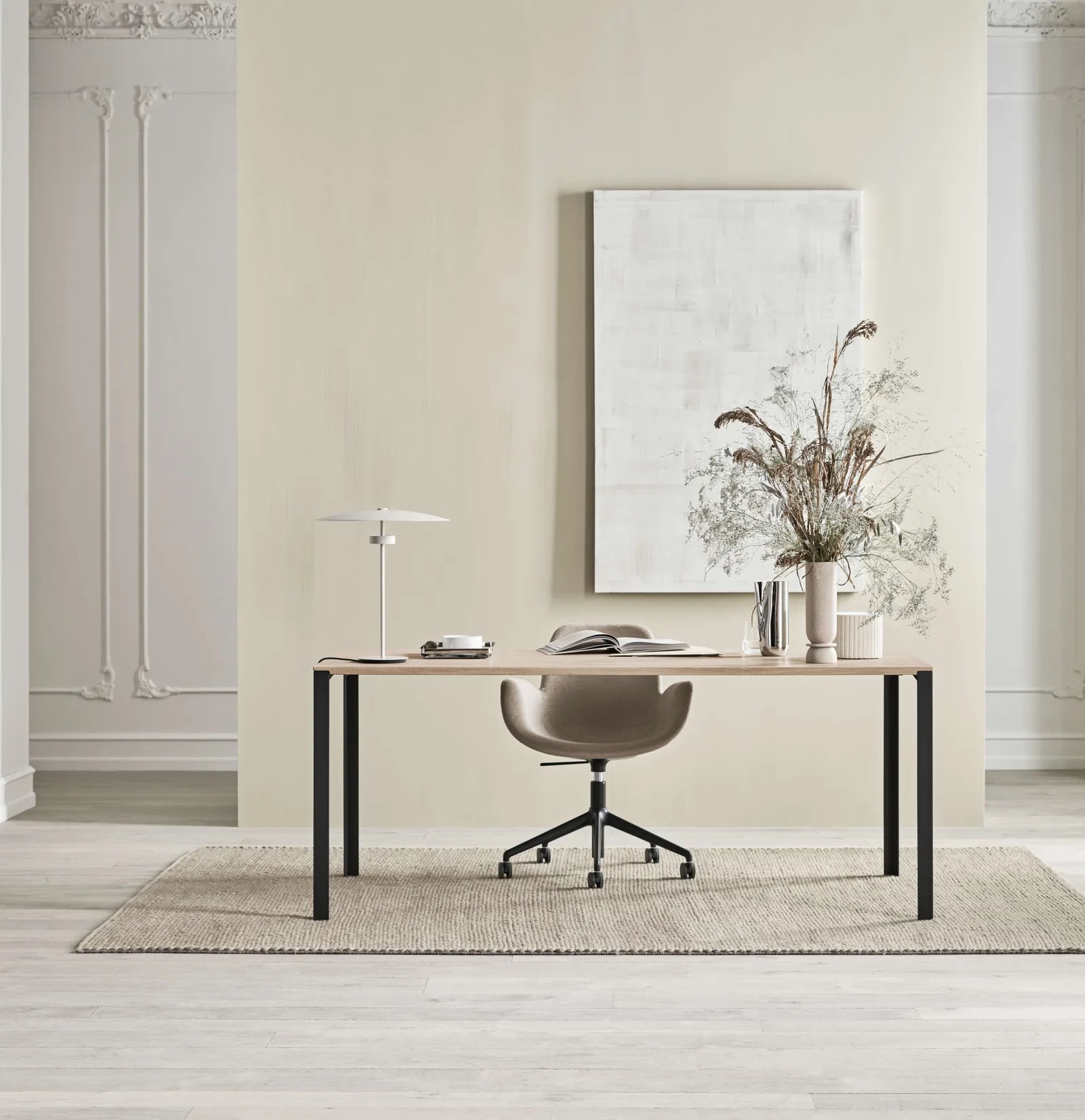 Eettafel LINK van eikenhout met een grijze basis