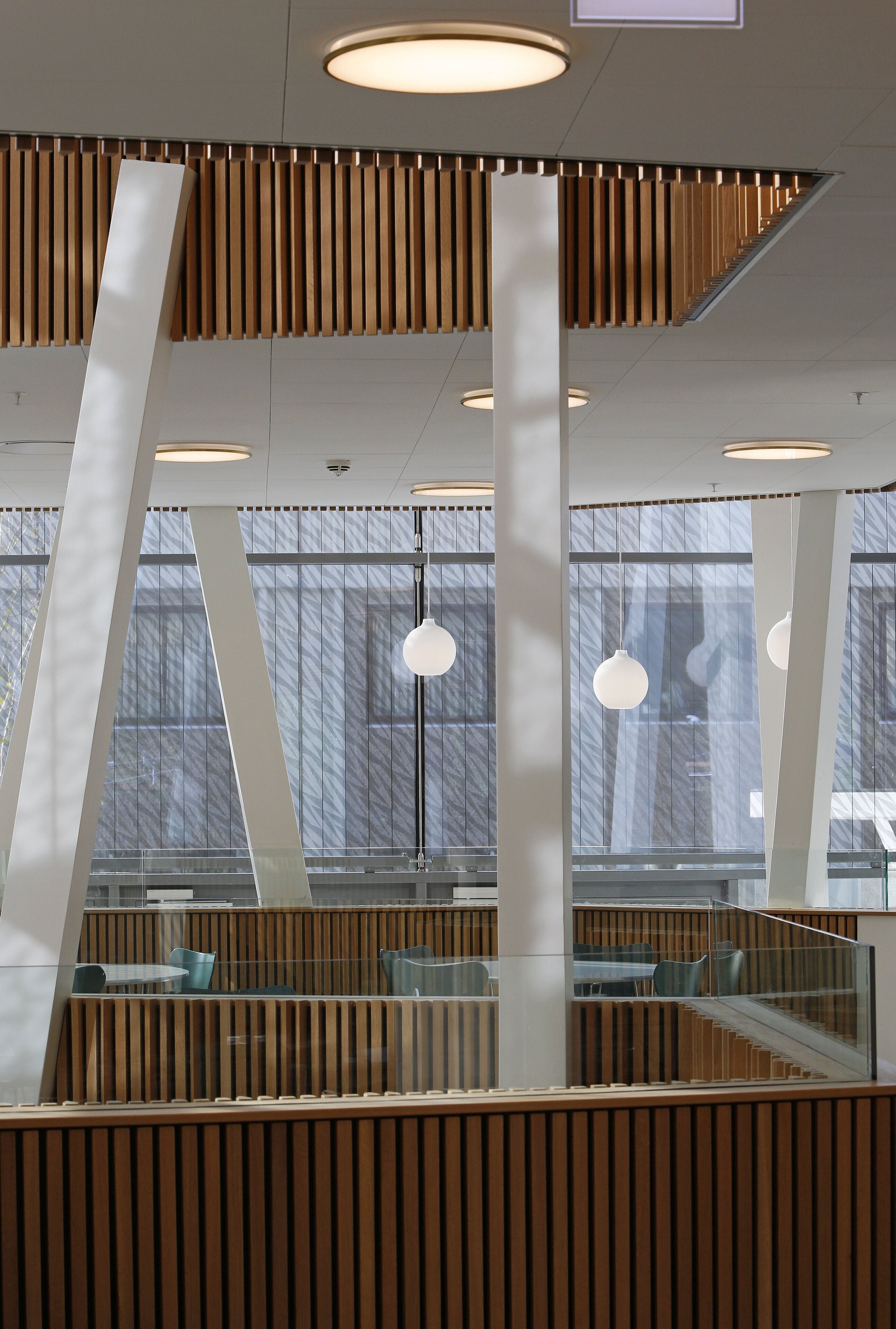 Plafon AJ MUNKEGAARD weiß mit messingfarbener Verkleidung