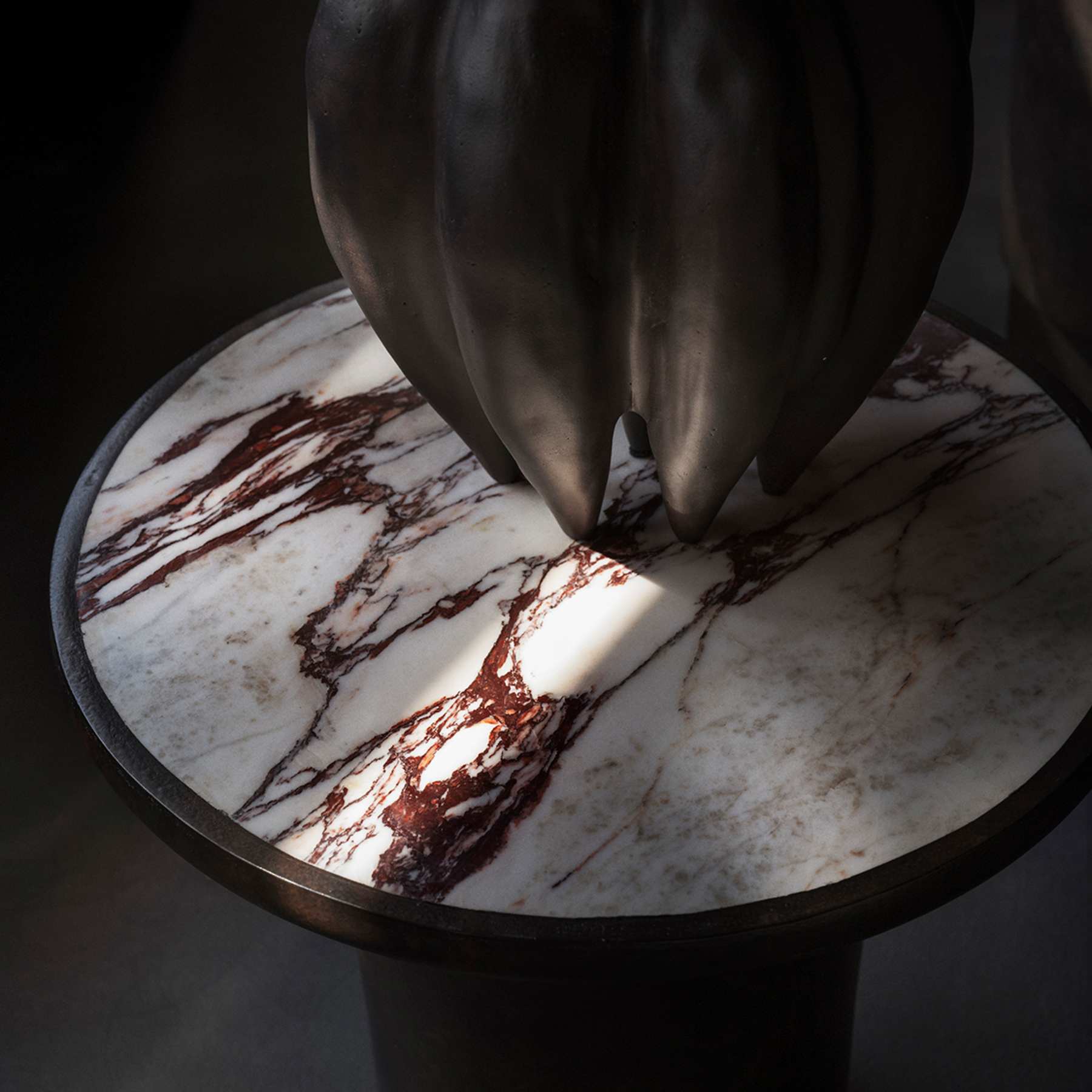 TRUMPET Beistelltisch Beton mit Marmor 